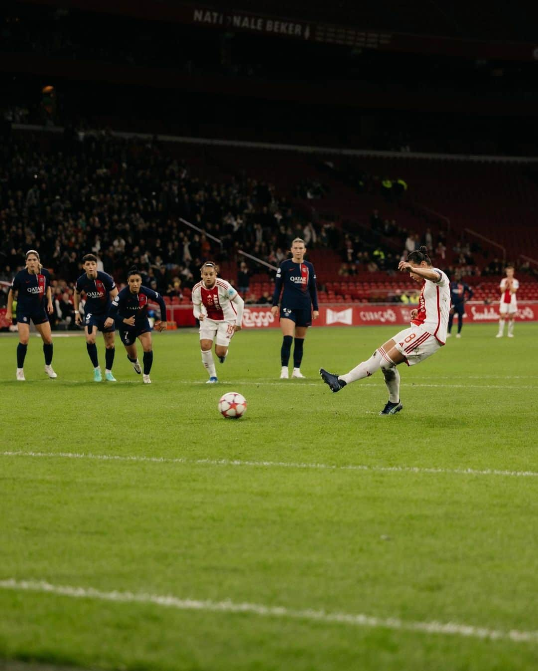 アヤックス・アムステルダムさんのインスタグラム写真 - (アヤックス・アムステルダムInstagram)「Looking back on an amazing night! 🤍❤️🤍 #UWCL #AJAPSG」11月16日 19時01分 - afcajax