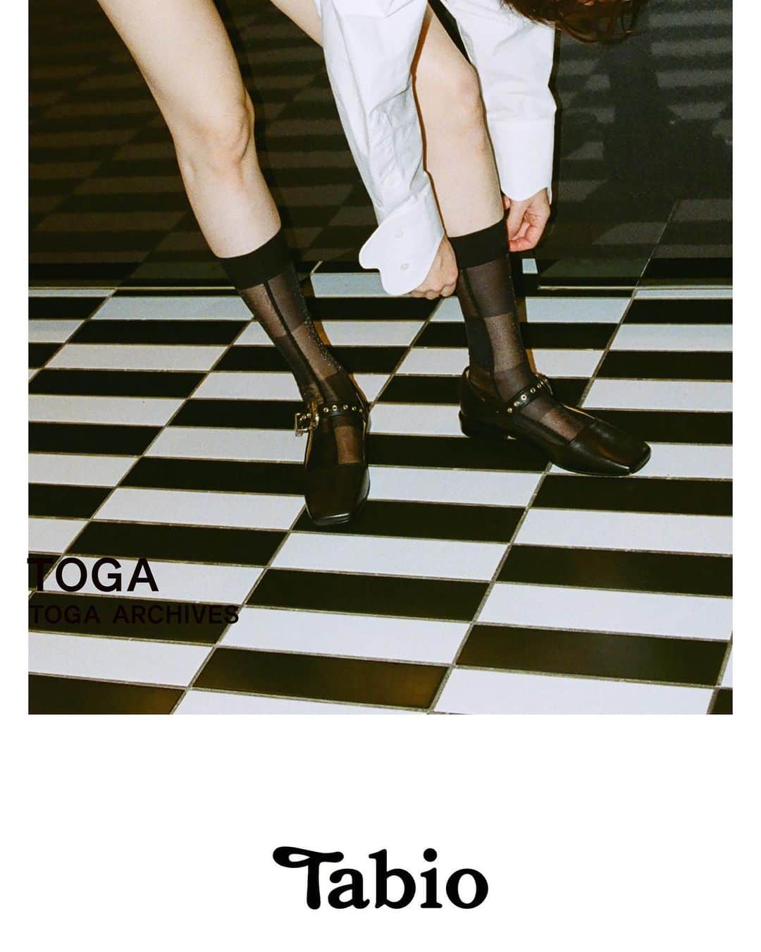 靴下屋公式アカウント（tabio）のインスタグラム：「. TOGA × Tabio limited socks  2023.11.17 Fri Release ⁡  ファッションデザイナー古田泰子が手がける 日本のファッションブランド「TOGA」と コラボレーションした靴下の第四弾を 11 月 17日(金)から発売します。 今回は足底にTOGAのロゴがデザインされた 人気のシアーシリーズや、 同系色でまとめたハイゲージのフラワーパターンなど 4種類のデザイン展開です。 これまで同様、スペシャルパ ッケージに入っているので ホリデーシーズンのギフトや自分への プレゼントにもぴったりです。 ⁡  . 【販売店舗】  ・Tabio公式オンラインストア ・TabioJapanGINZASIX  ・Tabio表参道ヒルズ  ・Tabio六本木ヒルズ ・Tabio NEWoMan横浜  ・Tabioアトレ品川  ・Tabio玉川高島屋S.C  ・Tabioジェイアール名古屋高島屋  ・Tabio名古屋ラシック  ・Tabio大丸梅田店  ・Tabio大丸神戸店  ・Tabioラシック福岡天神 ⁡   ⁡#tabio #タビオ #toga #togaarchives #トーガ  #トーガアーカイブス #togatabiosocks」
