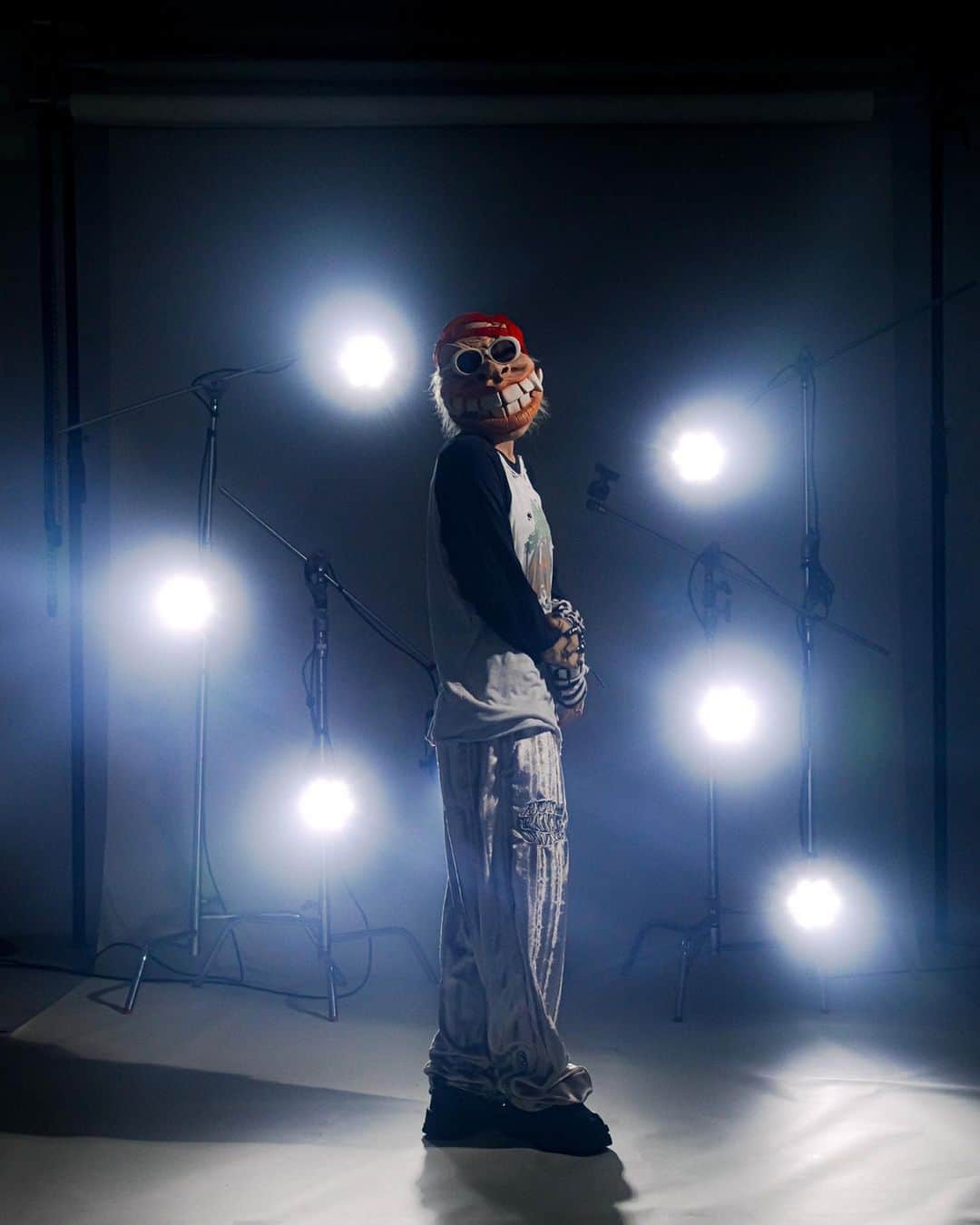 GALFYのインスタグラム：「BAD PEOPLE x BADBOY x GALFY  ３都市で開催する東名阪ツアー＆ポップアップで発売されるコラボレーションアイテム・ポップアップ詳細を公開！🛒  ※ レイヤードスウェットのみ商品は後日発送となります。  ポップアップは各会場16:00〜17:30開催  Director @shu.sasaki  Styling @shogo_fukamidori  Photo @makoto_takeuchi10  Lighting @mmarui  Model @n_cr0 @go_otsu   @badboy_jp_limited @galfy.jp」
