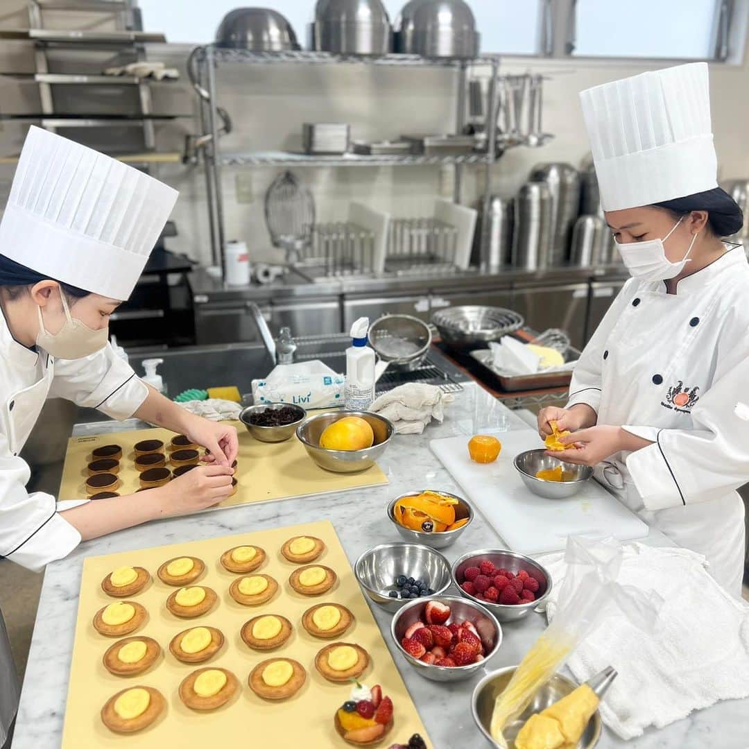 東京ベルエポック製菓調理専門学校さんのインスタグラム写真 - (東京ベルエポック製菓調理専門学校Instagram)「製菓🥧🍫🍓🍡  パティシエ科1年1組  #タルトレットショコラ　#タルトレットフリュイ を作りました！  タルトレットとは小さな型で作ったタルトになります！  フルーツもりもりに乗せるととても可愛いお菓子です✨  パティシエ科1年2組  #どら焼き　#焼き団子 を作りました！  どら焼きの粒餡は前回の授業で学生が作った粒餡を使用しています！  #パティシエ科 #パティシエ実践科 #専門学校 #進路 #お菓子作り #専門学生 #製菓実習 #製菓専門学校 #専門学生の日常 #プロを目指す #製菓 #将来の夢  #お菓子作り好きな人と繋がりたい #パティシエール #スイーツ好きな人と繋がりたい #楽しい学校 #製菓学生 #お菓子作り記録 #スイーツ作り #おかし作り #スイーツ部  #フルーツタルト  #あんこ #みたらし団子 #チョコレート #タルト」11月16日 17時28分 - belleseika