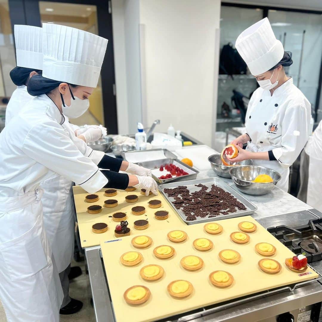 東京ベルエポック製菓調理専門学校さんのインスタグラム写真 - (東京ベルエポック製菓調理専門学校Instagram)「製菓🥧🍫🍓🍡  パティシエ科1年1組  #タルトレットショコラ　#タルトレットフリュイ を作りました！  タルトレットとは小さな型で作ったタルトになります！  フルーツもりもりに乗せるととても可愛いお菓子です✨  パティシエ科1年2組  #どら焼き　#焼き団子 を作りました！  どら焼きの粒餡は前回の授業で学生が作った粒餡を使用しています！  #パティシエ科 #パティシエ実践科 #専門学校 #進路 #お菓子作り #専門学生 #製菓実習 #製菓専門学校 #専門学生の日常 #プロを目指す #製菓 #将来の夢  #お菓子作り好きな人と繋がりたい #パティシエール #スイーツ好きな人と繋がりたい #楽しい学校 #製菓学生 #お菓子作り記録 #スイーツ作り #おかし作り #スイーツ部  #フルーツタルト  #あんこ #みたらし団子 #チョコレート #タルト」11月16日 17時28分 - belleseika