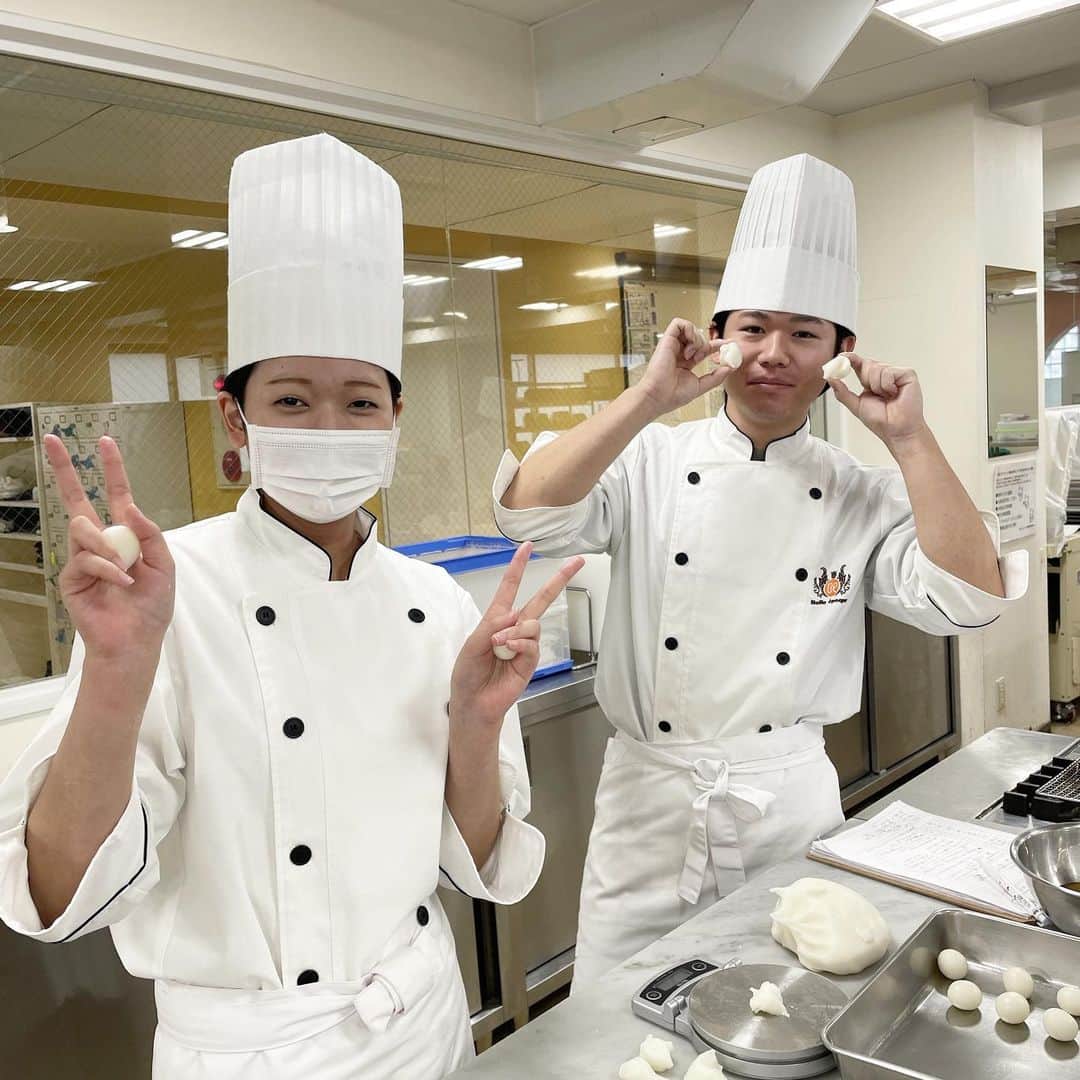 東京ベルエポック製菓調理専門学校さんのインスタグラム写真 - (東京ベルエポック製菓調理専門学校Instagram)「製菓🥧🍫🍓🍡  パティシエ科1年1組  #タルトレットショコラ　#タルトレットフリュイ を作りました！  タルトレットとは小さな型で作ったタルトになります！  フルーツもりもりに乗せるととても可愛いお菓子です✨  パティシエ科1年2組  #どら焼き　#焼き団子 を作りました！  どら焼きの粒餡は前回の授業で学生が作った粒餡を使用しています！  #パティシエ科 #パティシエ実践科 #専門学校 #進路 #お菓子作り #専門学生 #製菓実習 #製菓専門学校 #専門学生の日常 #プロを目指す #製菓 #将来の夢  #お菓子作り好きな人と繋がりたい #パティシエール #スイーツ好きな人と繋がりたい #楽しい学校 #製菓学生 #お菓子作り記録 #スイーツ作り #おかし作り #スイーツ部  #フルーツタルト  #あんこ #みたらし団子 #チョコレート #タルト」11月16日 17時28分 - belleseika