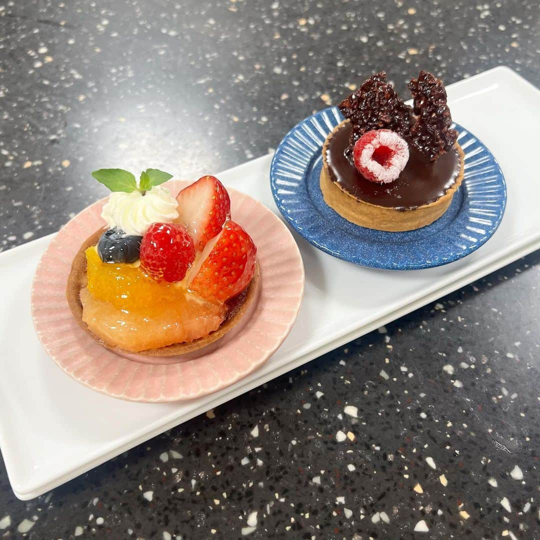 東京ベルエポック製菓調理専門学校のインスタグラム：「製菓🥧🍫🍓🍡  パティシエ科1年1組  #タルトレットショコラ　#タルトレットフリュイ を作りました！  タルトレットとは小さな型で作ったタルトになります！  フルーツもりもりに乗せるととても可愛いお菓子です✨  パティシエ科1年2組  #どら焼き　#焼き団子 を作りました！  どら焼きの粒餡は前回の授業で学生が作った粒餡を使用しています！  #パティシエ科 #パティシエ実践科 #専門学校 #進路 #お菓子作り #専門学生 #製菓実習 #製菓専門学校 #専門学生の日常 #プロを目指す #製菓 #将来の夢  #お菓子作り好きな人と繋がりたい #パティシエール #スイーツ好きな人と繋がりたい #楽しい学校 #製菓学生 #お菓子作り記録 #スイーツ作り #おかし作り #スイーツ部  #フルーツタルト  #あんこ #みたらし団子 #チョコレート #タルト」