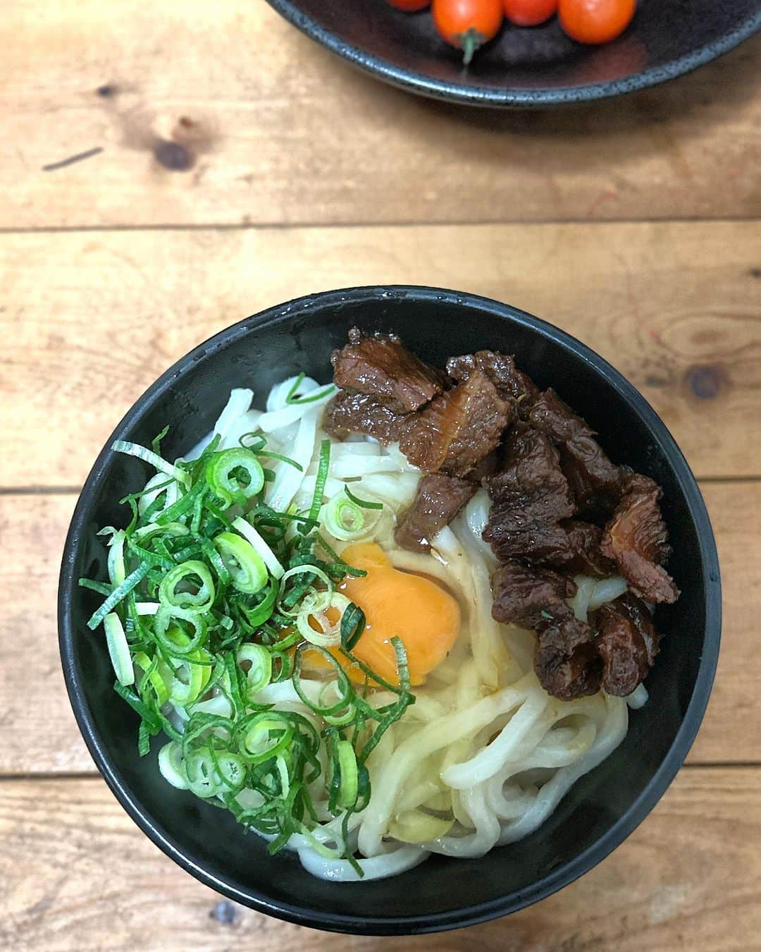 梅田啓介のインスタグラム：「釜たまサイコー  #お土産 #さぬきうどん  #自炊 #牛すじ煮込み  #釜たま #牛すじ釜玉うどん」