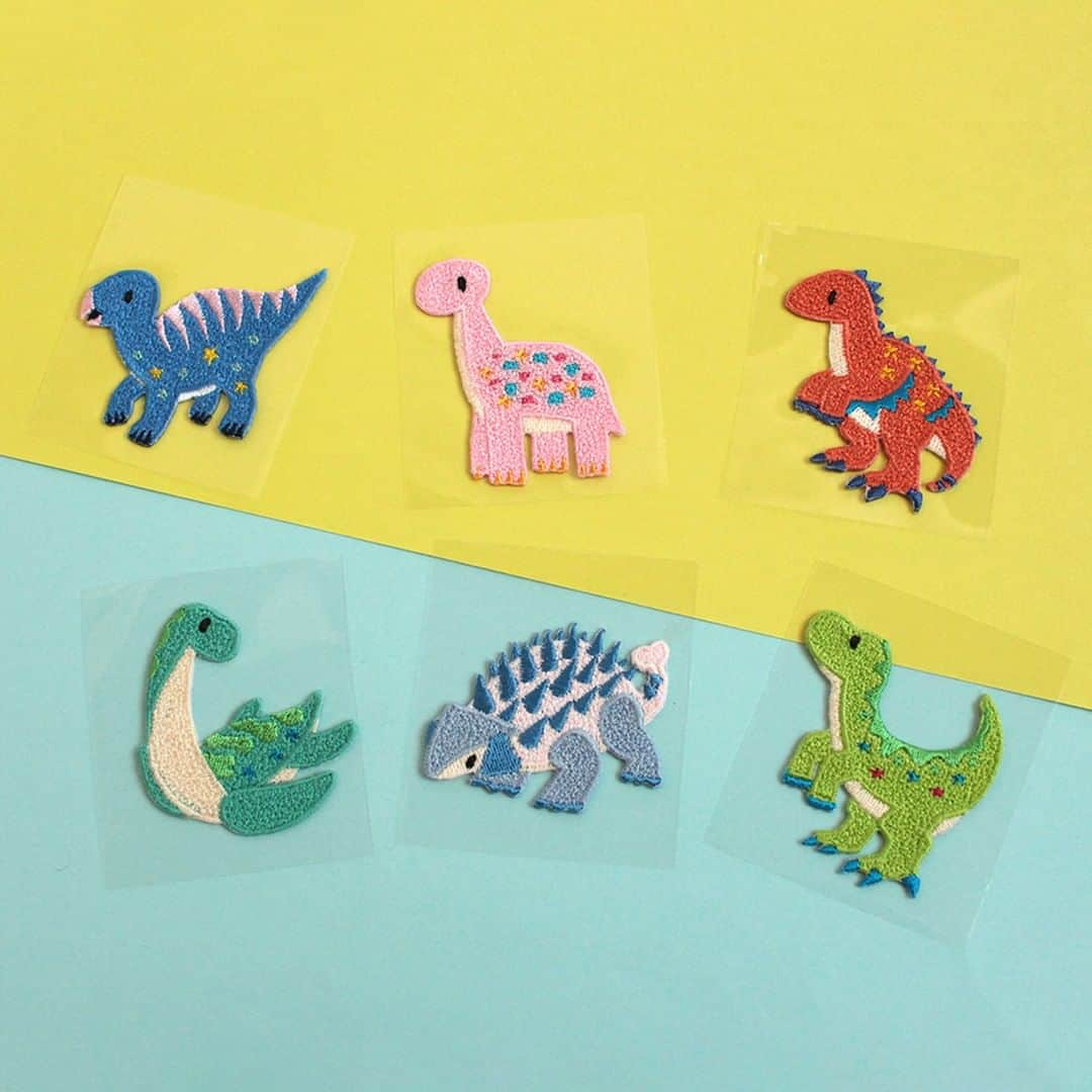 クラフトタウンのインスタグラム：「かわいい！と思ったら、コメント欄に「🦕」の絵文字でおしえてください😍  - -  ＼ かわいい×恐竜ってステキ！ ／  『レインボーサンズワッペン 恐竜 新柄』  モコモコした質感が特徴のワッペンシリーズ 「レインボーサンズ」から新柄が登場しました！  人気の恐竜モチーフが、新たに６種類加わりました。  アパトサウルス・ユタラプトル・アンキロサウルス・プレシオサウルス・ヴェロキラプトル・イグアノドンと、恐竜好きにはたまらない少しめずらしいラインナップです！  ふんわり愛らしいデザインなので女の子や、大人の方にもお使いいただけます。  シール＆アイロンどちらでも接着可能なので、布製品だけでなく、 ノートやスマホケースなどに貼りつけてお楽しみいただけます。  また、小さなお子様のバッグやシューズケースの目印にも最適です。  - -  レインボーサンズワッペン 恐竜 新柄 全6種類 商用利用可 税込 各462円  レインボーサンズワッペン 恐竜 新柄は限定46店舗で販売しています。 取り扱い店舗はプロフィールのURL「クラフトタウン」から  商品情報＞レインボーサンズワッペン 恐竜 新柄  からご確認いただけます。  - -  #ワッペン#恐竜#キョウリュウ#入園入学#入園入学準備 #通園通学#恐竜ワッペン#レインボーサンズワッペン #目印ワッペン #ハンドメイド好きな人と繋がりたい #ハンドメイド好きさんと繋がりたい #ソーイング#手作り#手芸#ハンドメイド#handmade #クラフトハートトーカイ#トーカイ#crafthearttokai」