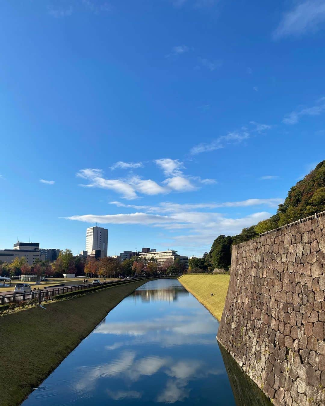 ともさかりえさんのインスタグラム写真 - (ともさかりえInstagram)「⁡ しのぴと弾丸金沢旅行with息子🙆‍♀️ 色々と、面白すぎた🥹 ⁡ 1枚目) #21世紀美術館  2枚目) #ちょう吉 #ひがし茶屋街  3枚目) #みつ川 #予約取れず外から覗く女 4枚目) #メルツバウ #モーニング 5枚目) #八郎すし 6枚目) #金沢城  7枚目) #しのぴと息子 8枚目) #兼六園  ⁡ #金沢」11月16日 17時32分 - rie_tomosaka_official