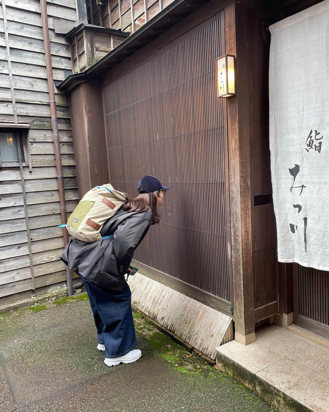 ともさかりえさんのインスタグラム写真 - (ともさかりえInstagram)「⁡ しのぴと弾丸金沢旅行with息子🙆‍♀️ 色々と、面白すぎた🥹 ⁡ 1枚目) #21世紀美術館  2枚目) #ちょう吉 #ひがし茶屋街  3枚目) #みつ川 #予約取れず外から覗く女 4枚目) #メルツバウ #モーニング 5枚目) #八郎すし 6枚目) #金沢城  7枚目) #しのぴと息子 8枚目) #兼六園  ⁡ #金沢」11月16日 17時32分 - rie_tomosaka_official