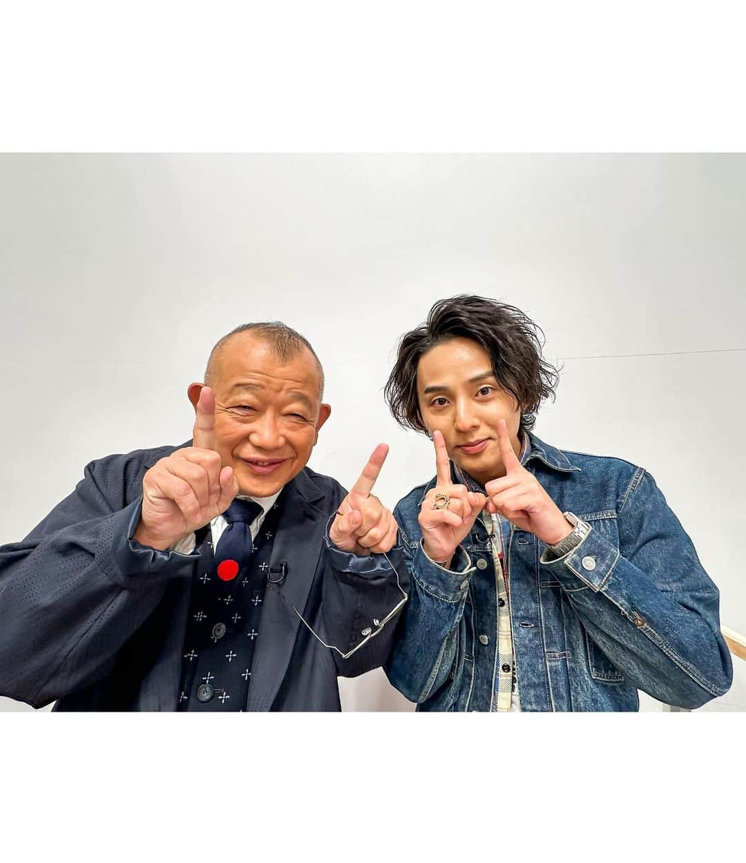 TBS「A-Studio」さんのインスタグラム写真 - (TBS「A-Studio」Instagram)「. 11月の”☝🏻☝🏻”  なんだか可愛らしいお2人が とれました👬☝🏻☝🏻  ▶︎11/10 放送 藤ヶ谷さん衣装 Denim Jacket,Pants,Cutsaw, Shirts,Shoes : spike shimokitazawa(vintage)  #ベーガヤ #Aスタプラス #笑福亭鶴瓶 #藤ヶ谷太輔」11月16日 17時32分 - astudio_tbs