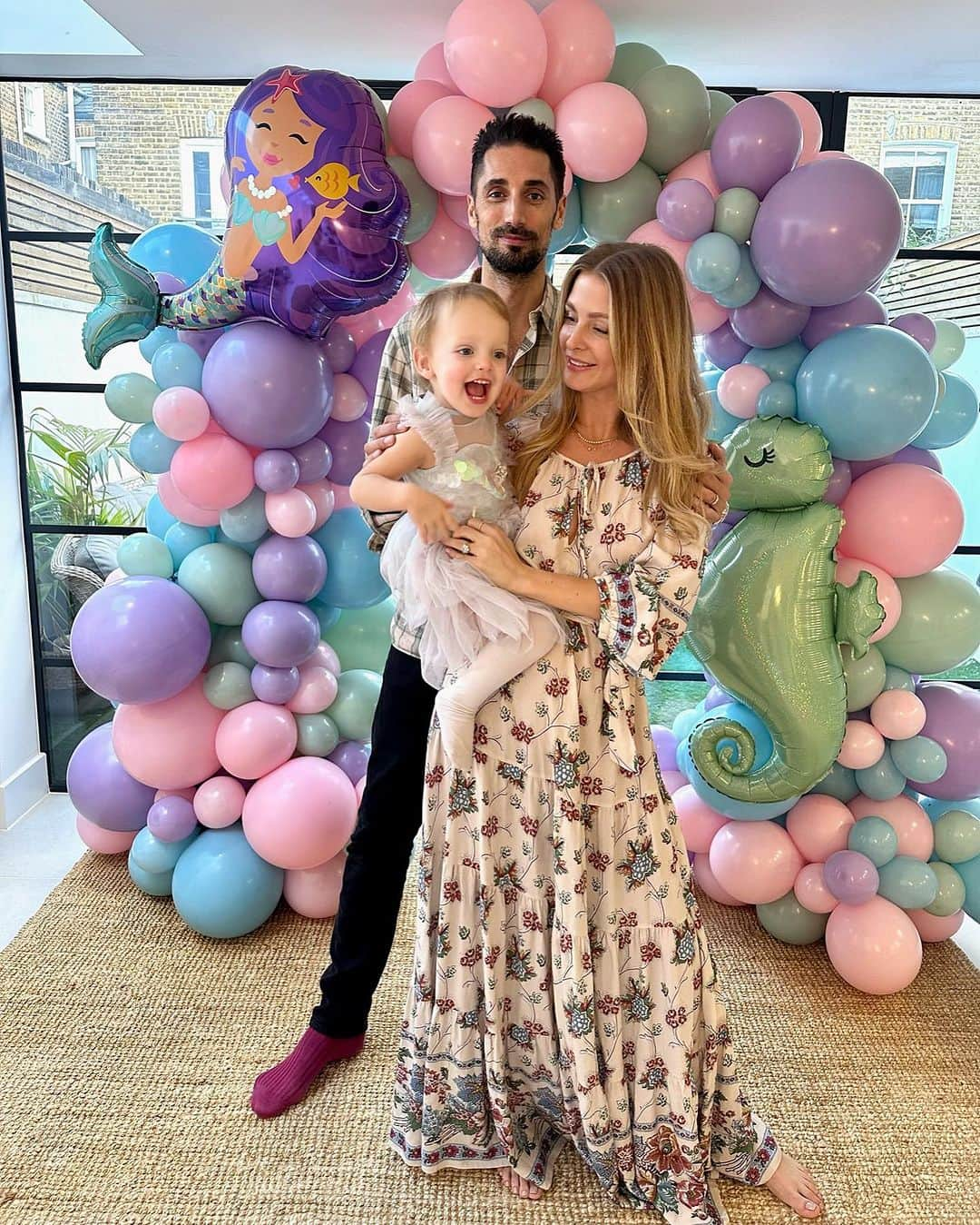 ミリー・マッキントッシュさんのインスタグラム写真 - (ミリー・マッキントッシュInstagram)「A magical day celebrating our beautiful Aurelia 🧜🏻‍♀️🐚✨🤍 We celebrated with a mermaid themed party at home with a visit from a special princess @littledreamersentertainment and a yummy cake made by @thepinkcooker! Thank you to @bubblegumballoons for the gorgeous decorations. We all had such a wonderful, emotional day. I can’t believe my baby is two! #mermaidparty #secondbirthdayparty ad/gift」11月16日 17時33分 - milliemackintosh