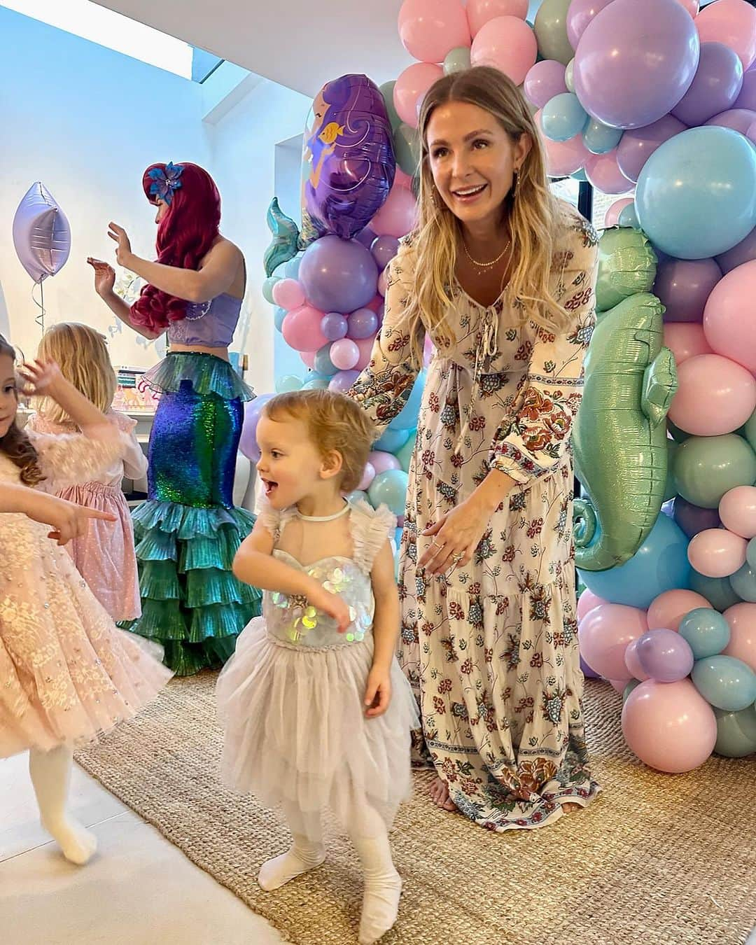 ミリー・マッキントッシュさんのインスタグラム写真 - (ミリー・マッキントッシュInstagram)「A magical day celebrating our beautiful Aurelia 🧜🏻‍♀️🐚✨🤍 We celebrated with a mermaid themed party at home with a visit from a special princess @littledreamersentertainment and a yummy cake made by @thepinkcooker! Thank you to @bubblegumballoons for the gorgeous decorations. We all had such a wonderful, emotional day. I can’t believe my baby is two! #mermaidparty #secondbirthdayparty ad/gift」11月16日 17時33分 - milliemackintosh