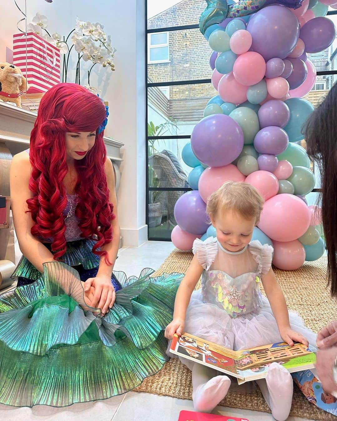 ミリー・マッキントッシュさんのインスタグラム写真 - (ミリー・マッキントッシュInstagram)「A magical day celebrating our beautiful Aurelia 🧜🏻‍♀️🐚✨🤍 We celebrated with a mermaid themed party at home with a visit from a special princess @littledreamersentertainment and a yummy cake made by @thepinkcooker! Thank you to @bubblegumballoons for the gorgeous decorations. We all had such a wonderful, emotional day. I can’t believe my baby is two! #mermaidparty #secondbirthdayparty ad/gift」11月16日 17時33分 - milliemackintosh