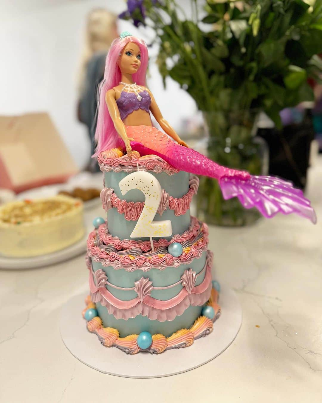 ミリー・マッキントッシュさんのインスタグラム写真 - (ミリー・マッキントッシュInstagram)「A magical day celebrating our beautiful Aurelia 🧜🏻‍♀️🐚✨🤍 We celebrated with a mermaid themed party at home with a visit from a special princess @littledreamersentertainment and a yummy cake made by @thepinkcooker! Thank you to @bubblegumballoons for the gorgeous decorations. We all had such a wonderful, emotional day. I can’t believe my baby is two! #mermaidparty #secondbirthdayparty ad/gift」11月16日 17時33分 - milliemackintosh