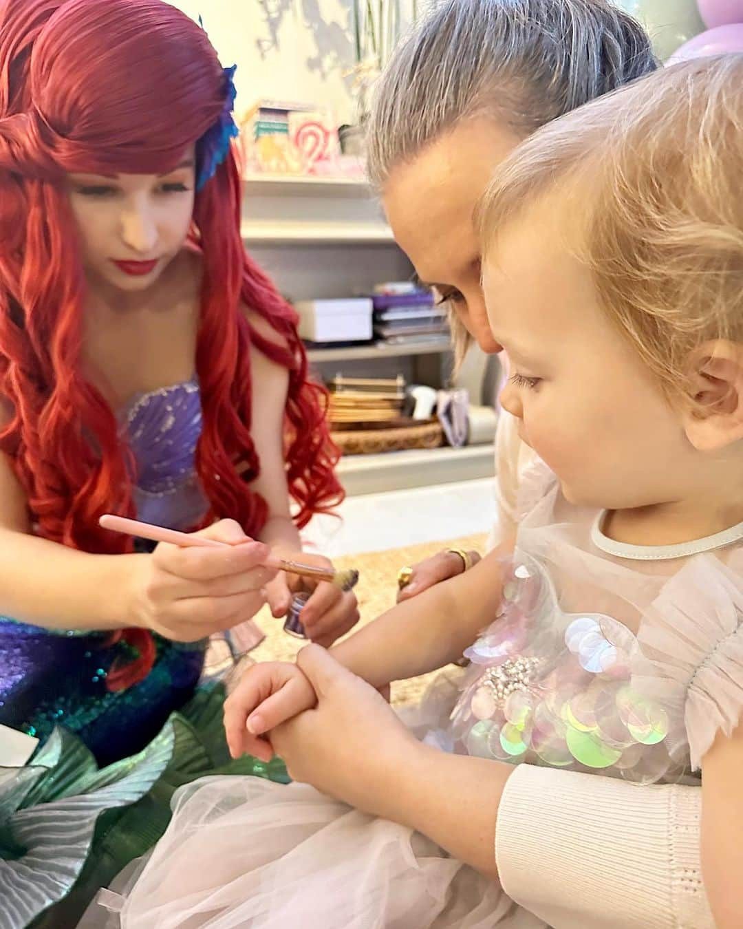 ミリー・マッキントッシュさんのインスタグラム写真 - (ミリー・マッキントッシュInstagram)「A magical day celebrating our beautiful Aurelia 🧜🏻‍♀️🐚✨🤍 We celebrated with a mermaid themed party at home with a visit from a special princess @littledreamersentertainment and a yummy cake made by @thepinkcooker! Thank you to @bubblegumballoons for the gorgeous decorations. We all had such a wonderful, emotional day. I can’t believe my baby is two! #mermaidparty #secondbirthdayparty ad/gift」11月16日 17時33分 - milliemackintosh