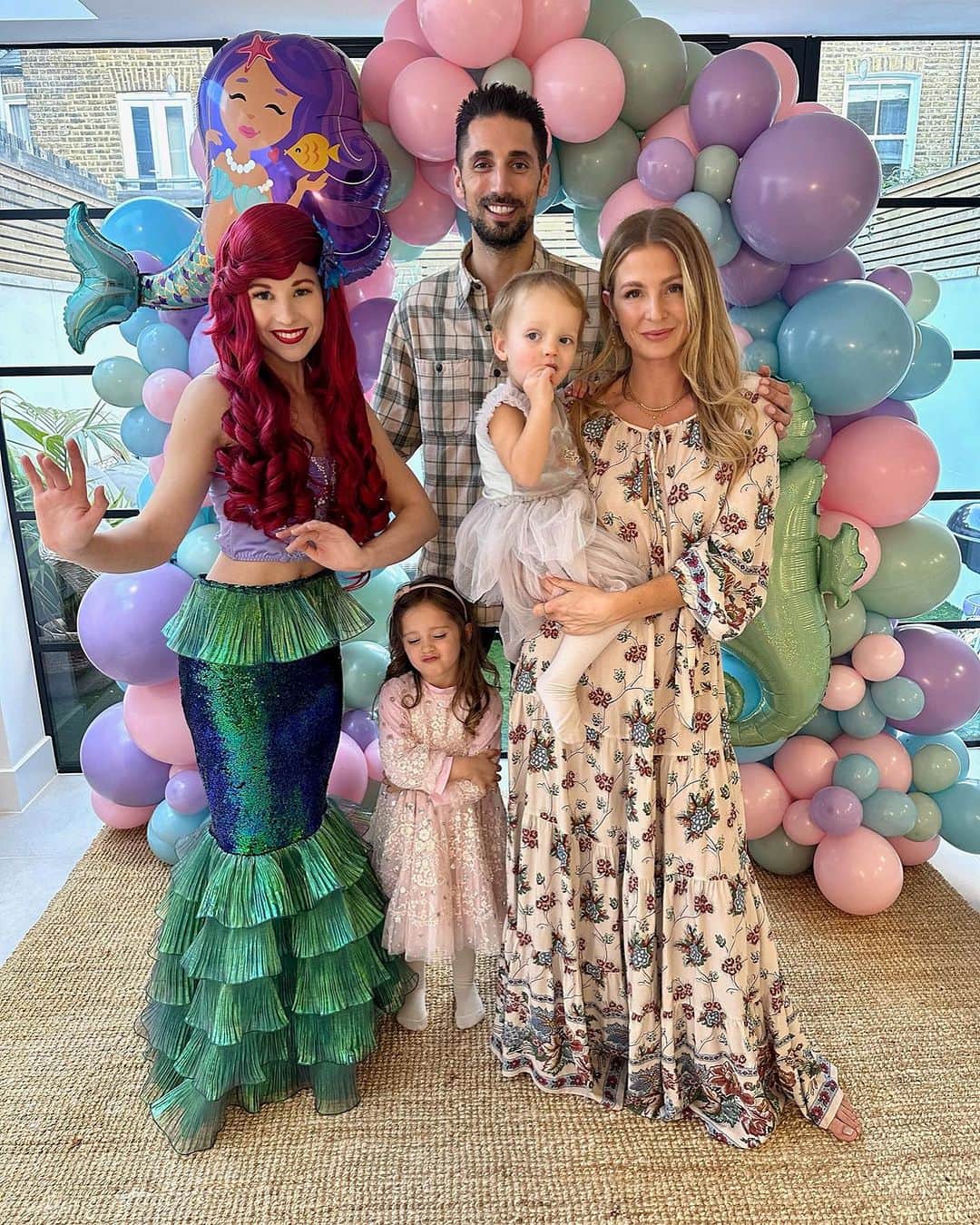 ミリー・マッキントッシュのインスタグラム：「A magical day celebrating our beautiful Aurelia 🧜🏻‍♀️🐚✨🤍 We celebrated with a mermaid themed party at home with a visit from a special princess @littledreamersentertainment and a yummy cake made by @thepinkcooker! Thank you to @bubblegumballoons for the gorgeous decorations. We all had such a wonderful, emotional day. I can’t believe my baby is two! #mermaidparty #secondbirthdayparty ad/gift」