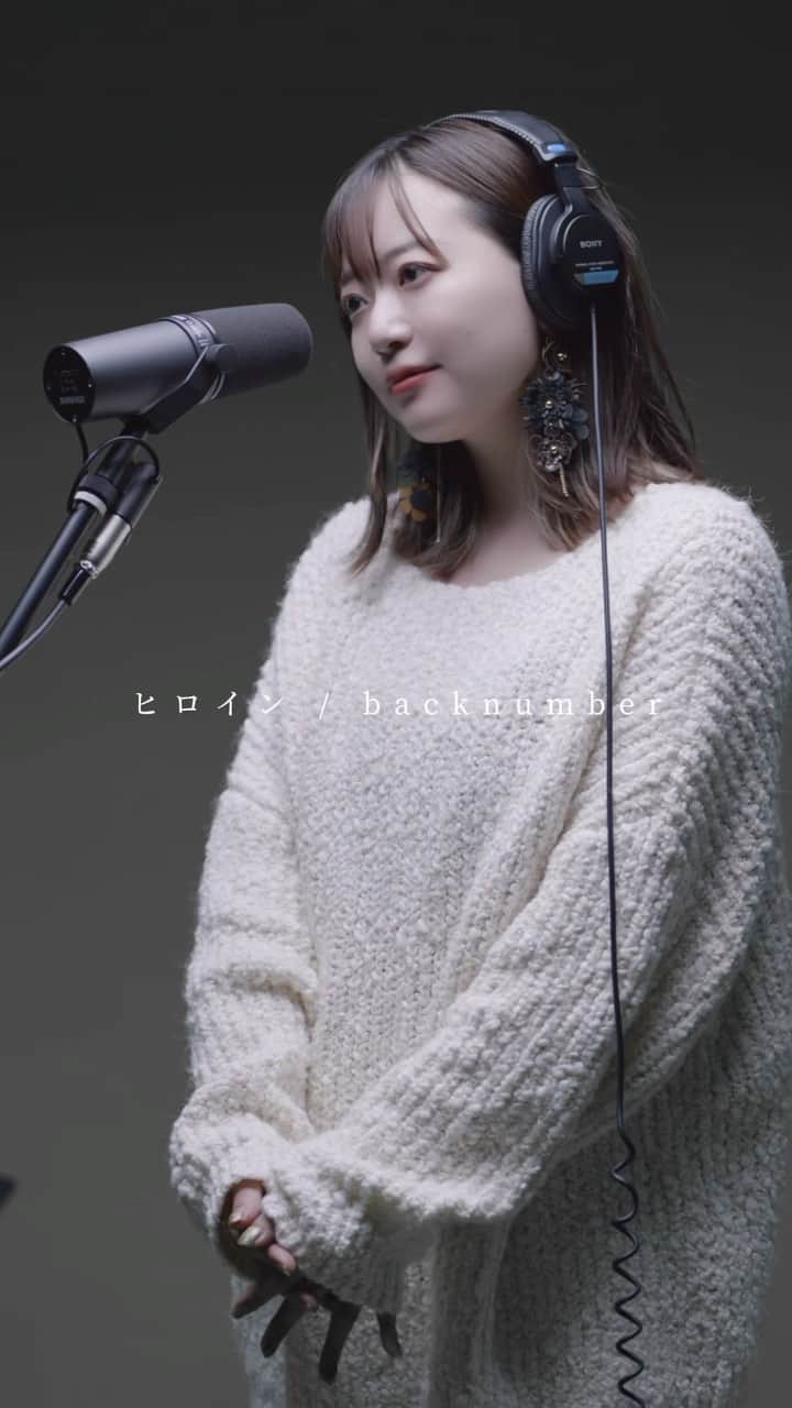 新井和佳奈のインスタグラム：「最近一気に寒くなりましたね、、、、❄️❄️  冬といえば、、この曲⛄️  ▶︎ヒロイン / back number  いつも聴いてくださって本当にありがとう！ シェアも沢山ありがとう！ いいね・コメント・シェア 是非是非宜しくお願いします✨✨✨  私は最近、風邪を引いたりアレルギー反応が出て鼻はぐしゃぐしゃだったりとんでもない日々を過ごしております🤗  皆さん、今本当に体調崩しやすいので、お気をつけて過ごしてね！！！！！  #ヒロイン #backnumber #和佳奈」