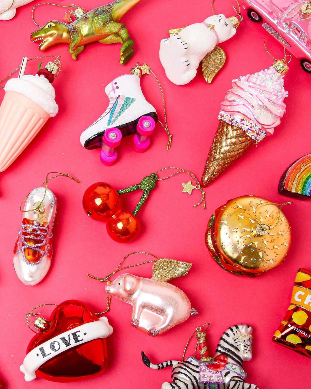 HPFRANCE　アッシュペーフランスのインスタグラム：「@roomsshop がセレクトするユニークなクリスマスオーナメントが、オランダ・アムステルダムから届きました。“Pastel Disco”と題し、ピンクの世界観で選んだガラス製オーナメントは、パステルカラーのソフトクリームにローラースケートなど、ちょっとファンシーでヒップなムード💖クリスマスまで毎日踊って過ごしたくなるような、楽しいユーモアと輝きが詰まったアイテムたちです🎄  ■取扱店舗 @roomsshop (ルミネ新宿店2 2F) 公式オンラインショップ @hpfrance_official」