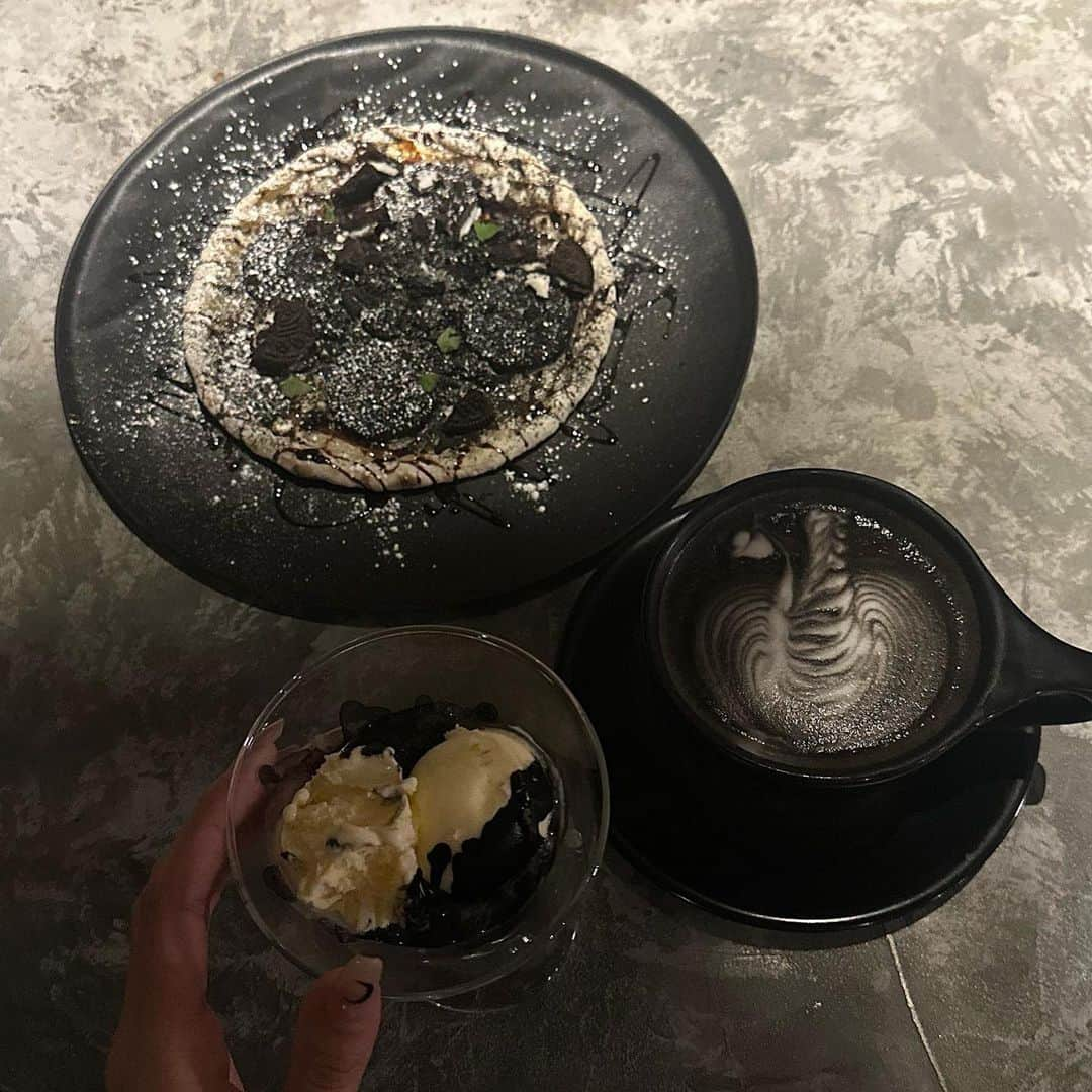 溝部ひかるさんのインスタグラム写真 - (溝部ひかるInstagram)「.  ☕️🖤  最近の趣味の夜カフェ、 オレオピザ美味しかった〜🍕  お店タグ付けしてあるよ🏷️ #下北沢カフェ #下北沢グルメ #夜カフェ#カフェ巡り」11月16日 18時00分 - hikaru_mizobe