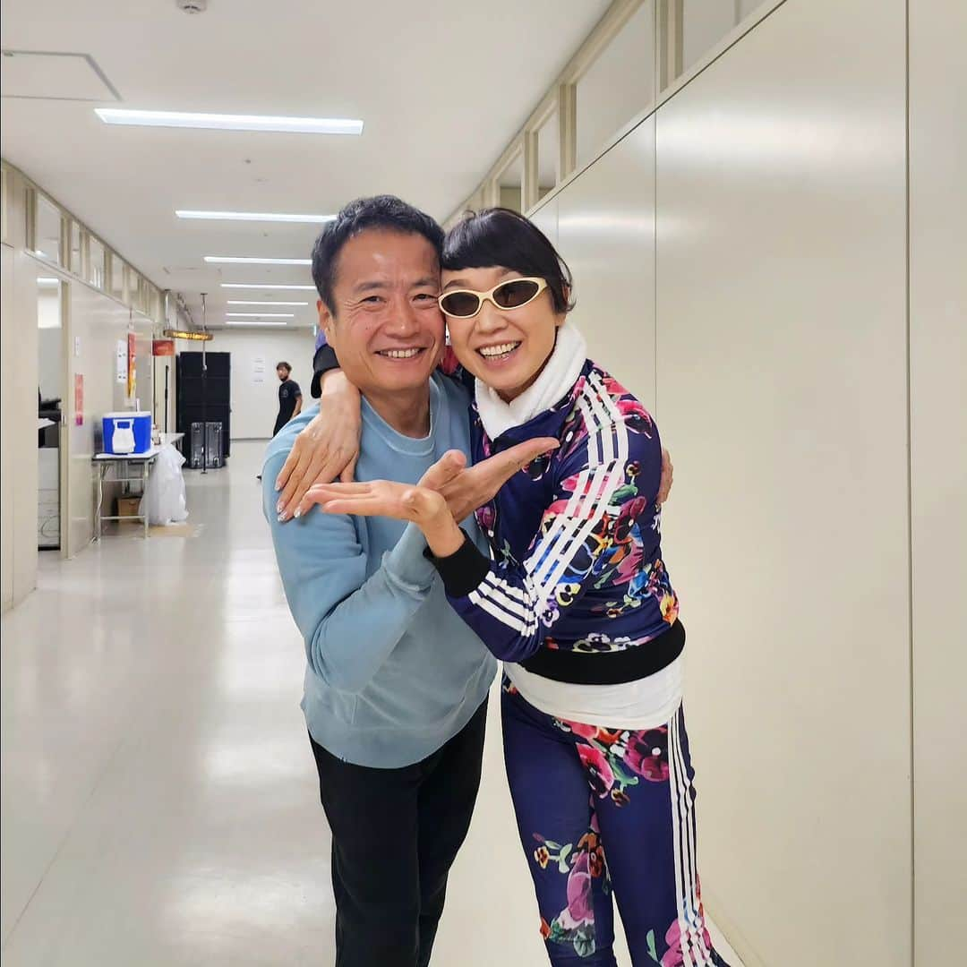 松任谷由実のインスタグラム：「代々木第一体育館、2日目。  追加公演のさいたまスーパーアリーナには、鳥山雄司さんが、40年ぶりにギタリストとして参加してくれます！！  今日はリハに来てくれました。 久しぶりのセッション、私達もとても楽しみです！  観れる方は、ラッキーですね！！  マネージャーK子」