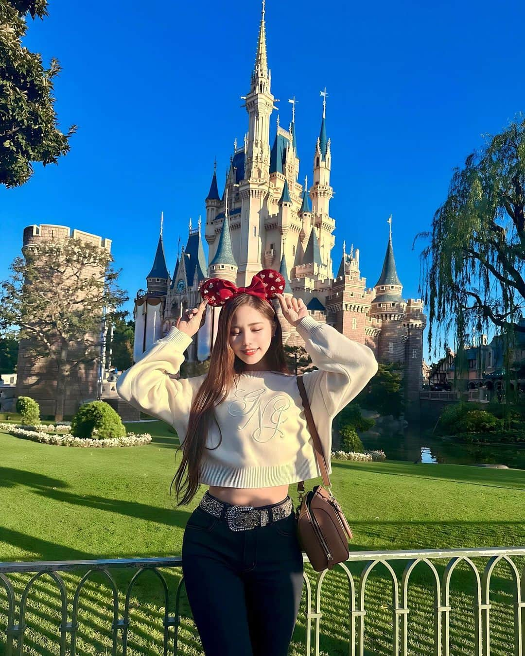 JENNYさんのインスタグラム写真 - (JENNYInstagram)「4年ぶりにディズニーに！！！🐭🏰❤️  ラストの時間まで全力で楽しんできた🤭 美女と野獣には感動しすぎて気づいたら涙出てた🥹🌹✨  #ディズニーランド #ディズニー #disney」11月16日 17時38分 - jenny5up