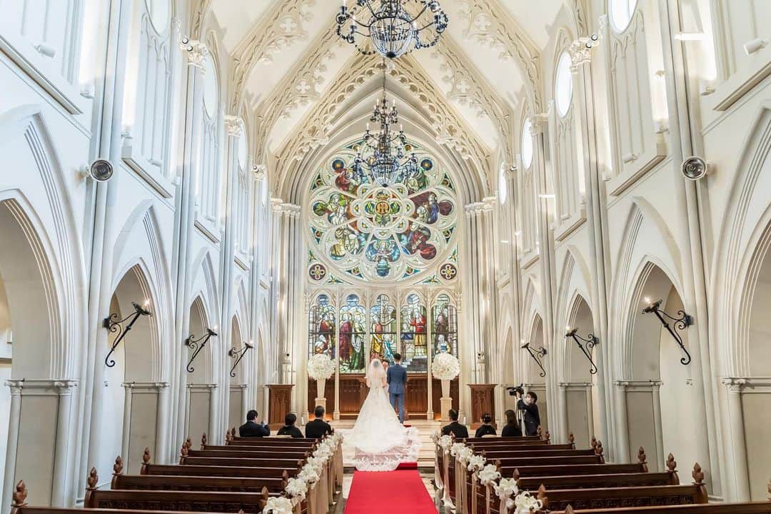 家族挙式さんのインスタグラム写真 - (家族挙式Instagram)「. 100年以上の時を紡ぐ ステンドグラスが輝く大聖堂。  真紅のバージンロードや13mもの高さを誇る大聖堂は まるで絵画の世界のよう*  会場：セントアクアチャペルみなとみらい大聖堂 . -------------------- @kazoku_wedding をフォローして、 #家族挙式 でお写真を投稿してくださいね＊* ----------------------- . “家族挙式ベスト“なら 【挙式・衣裳・美容・写真】が含まれた プランが99,000円〜叶います＊ ▽予約はTOPのリンクから❁ >>> @kazoku_wedding  ------------------- #家族挙式 #ベストアニバーサリー #家族 #Family #bestanniversary #少人数婚 #ウェディング #結婚式準備 #結婚式 #フォトウェディング #プレ花嫁 #卒花#日本中のプレ花嫁さんと繋がりたい #花嫁#卒花嫁 #国内挙式 #ウェディングドレス #プラコレ #DRESSY花嫁 #花嫁コーデ #花嫁コーディネート #花嫁衣裳 #ブライダル #チャペル #チャペル前撮り #ステンドグラス #ピンクブーケ #大人花嫁 #オリジナルウェディング」11月16日 17時38分 - kazoku_wedding