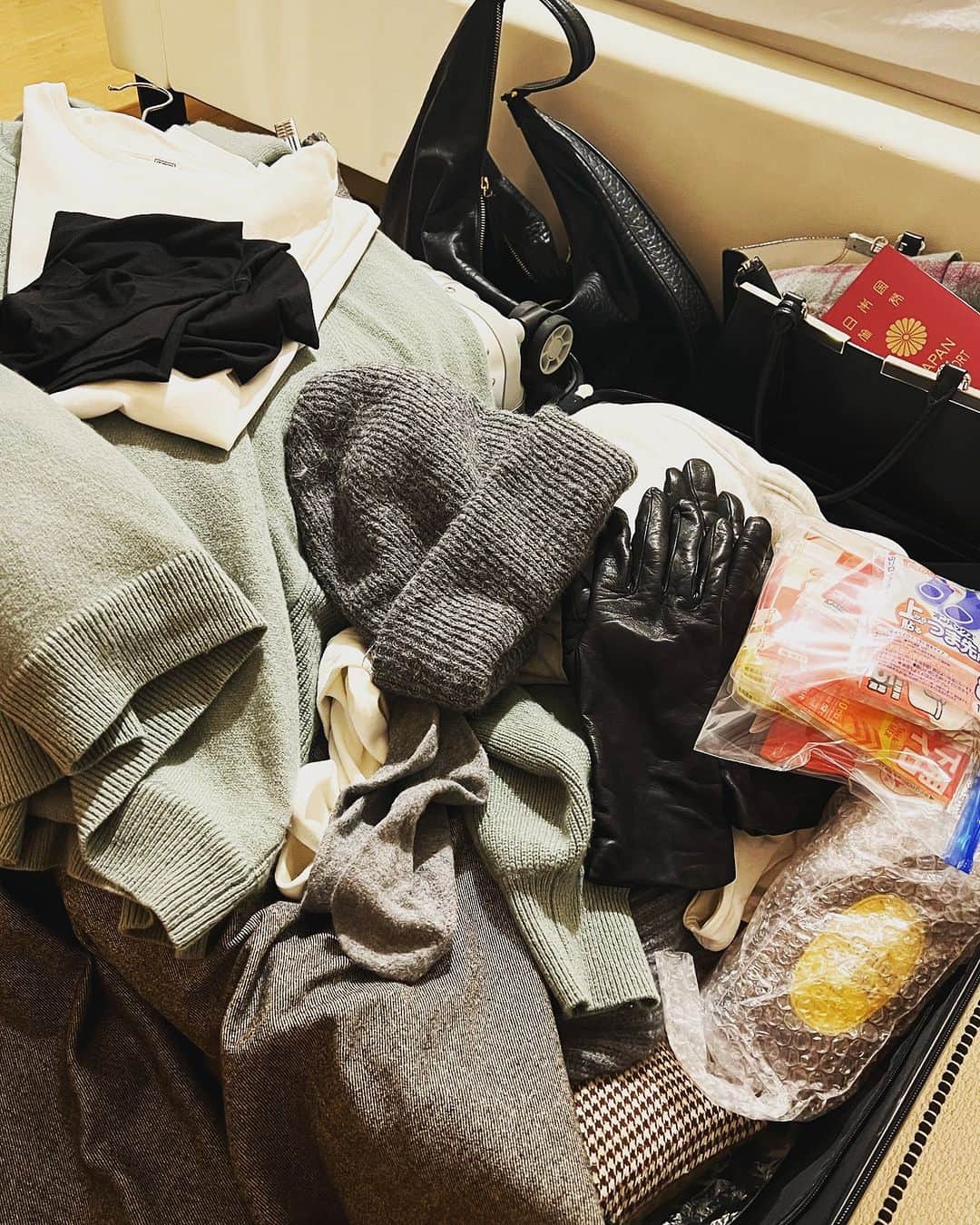 遠野舞子のインスタグラム：「. 久しぶりの国内脱出のために大忙しの1週間。 やっと荷造りまで辿り着いた^_^ 極寒のSoul同級生珍道中。 アラフィフの旅にはカイロ沢山詰めました。  #韓国旅行」