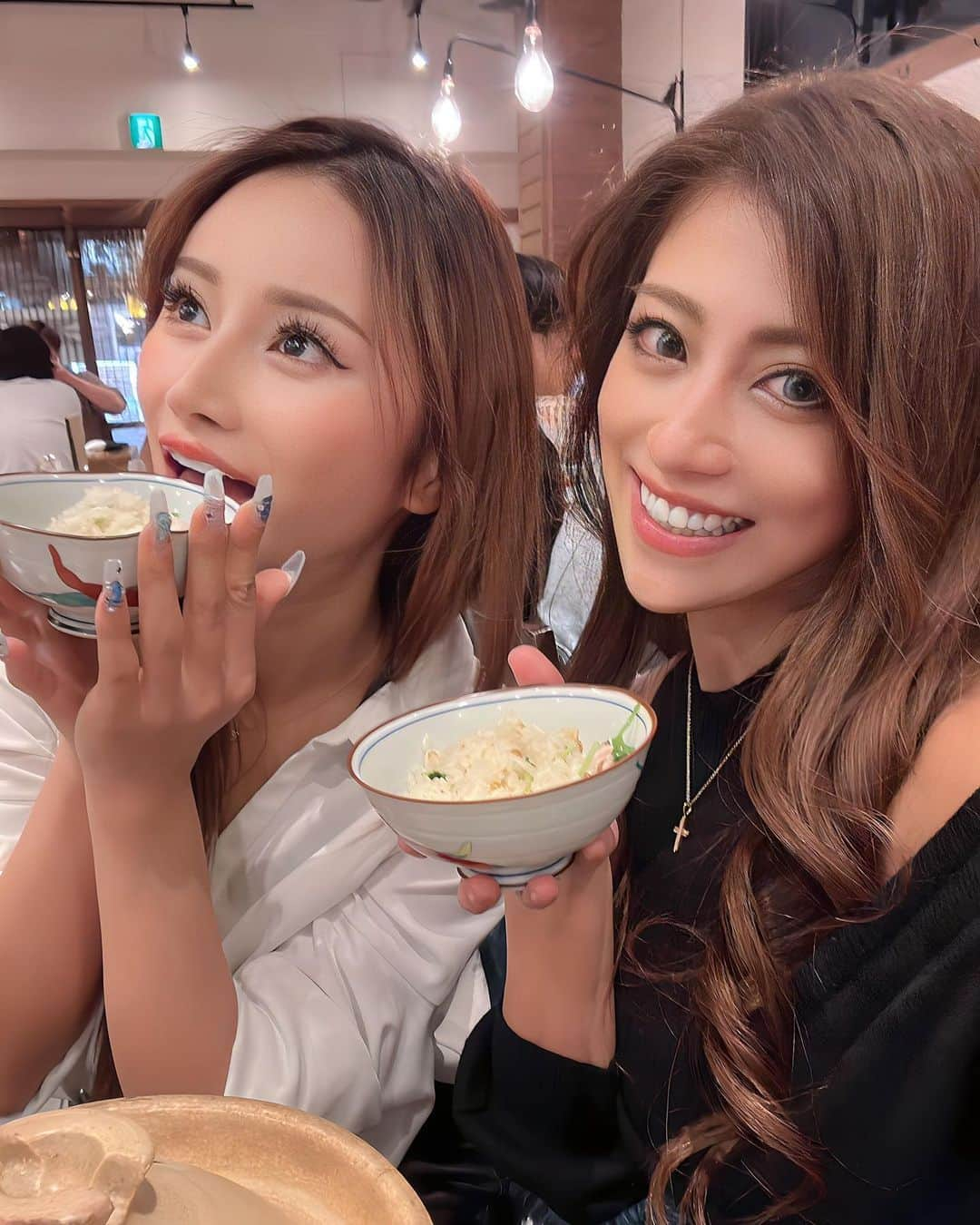 YURIKAのインスタグラム：「🐟  @chan.chiko.888 と はじめての蒲田飲みしてきたよ🍶💓  📍蒲田『炭火とうまいもん 暁』 @akatsuki_kamata1   蒲田駅から徒歩5分くらいにあって カウンター席とテーブル席のあるこちらのお店✨ 満席でめっちゃ賑わってたから 予約した方が良さそう💓  今回カウンター席だったけど 目の前に旬な海鮮が並んでて 奥で炭火焼してる炎が見えて雰囲気◎  お通しは400円で 人数＋1の品数で3点盛り✨ 鶏大根とかぼちゃクリームチーズに トリュフのクリームみたいなやつ めっちゃ美味しくてクオリティ高い🤍  そして刺身の五点盛りは1人900円で 五点盛りのはずがまさかの七点盛り という嬉しいサプライズ！😳  当日空輸されたお魚らしくて どれも新鮮で美味しかったけど 厚切りの鮪が特に美味しかった🤤✨  薩摩地鶏炭火焼は鉄板の上に キャベツと共にボリュームたっぷりの鶏肉で ビールが進みます🥳🥳🥳  国産牛ハラミの朴葉焼きは 七輪の上で味噌とともに焼かれて出て来て 運ばれた瞬間からいい香りが🤤💓  そしてこちら 銀シャリの土鍋のメニューがたくさんあって 鯛と三つ葉といくらの土鍋にしたけど ボリュームもお味も大満足😍 1杯目はそのまま頂いて 2杯目からはお出汁をかけて出汁茶漬けにして ２度美味しい🥢✨  気付いたら4杯食べてました🤣  外観の想像とは違って明るく綺麗な店内で 店員さん達の接客も丁寧な とても居心地の良いお店でした(๐•ω•๐)  【頼んだもの】 ・お通し ・刺身5点盛り合わせ ・薩摩地鶏炭火焼 ・国産牛ハラミの朴葉焼き ・本日の土鍋ご飯 ・のどぐろの炭火焼き ・ビール ・生搾りレモンサワー ・生搾りグレープフルーツサワー ・大葉男梅サワー  お酒のラインナップも豊富で 焼酎、日本酒好きな方おすすめです🍶✨  #蒲田グルメ #炭火とうまいもん暁　#蒲田居酒屋　#蒲田ディナー #海鮮居酒屋 #大田区居酒屋 #繁盛店」