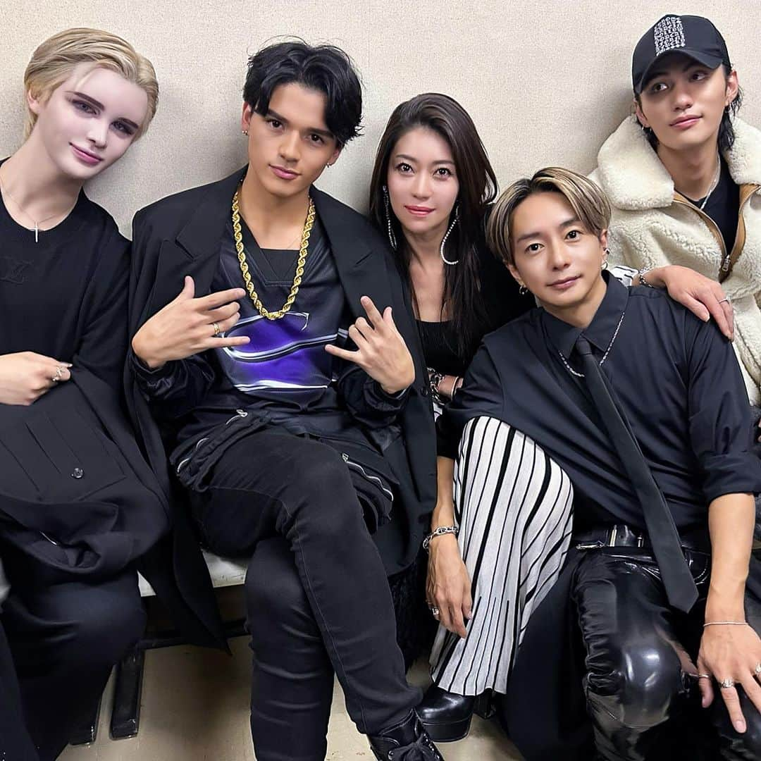 Taki Tanakaさんのインスタグラム写真 - (Taki TanakaInstagram)「#shima #hairshow 2023 @shima_official_account   1.w/ beautiful boys  2.3.4.今回は @yuyanara がトップでショーが始まりました。テーマはホラー。毎回奇想天外な世界を繰り広げて、みんなに新しい夢を見せてくれる奈良さん、かっこいいね。#Loveyou @akimoto_kozue も @shuzo___3120 も妖しく美しく。  @mattkuwata_official2018 とふたり、最前列かぶりつきのどセンターで拝見させて頂きました。  5.6.マットのホムパで出会った@davi.lopes.official と @leo.nakada もモデルで登場。気分は保護者w  7.SHIMAチームのフィナーレ。本番が無事終わった後のみなさんの素敵な笑顔。  8.バックステージでオフショット。パリコレに引き続き梢ちゃんをパパラッチ♡  9.可愛いマットちゃまと。  10. @kaorishima_  社長と。いつもの強め２ショットw #女帝  #izastagram」11月16日 17時42分 - tanakataki