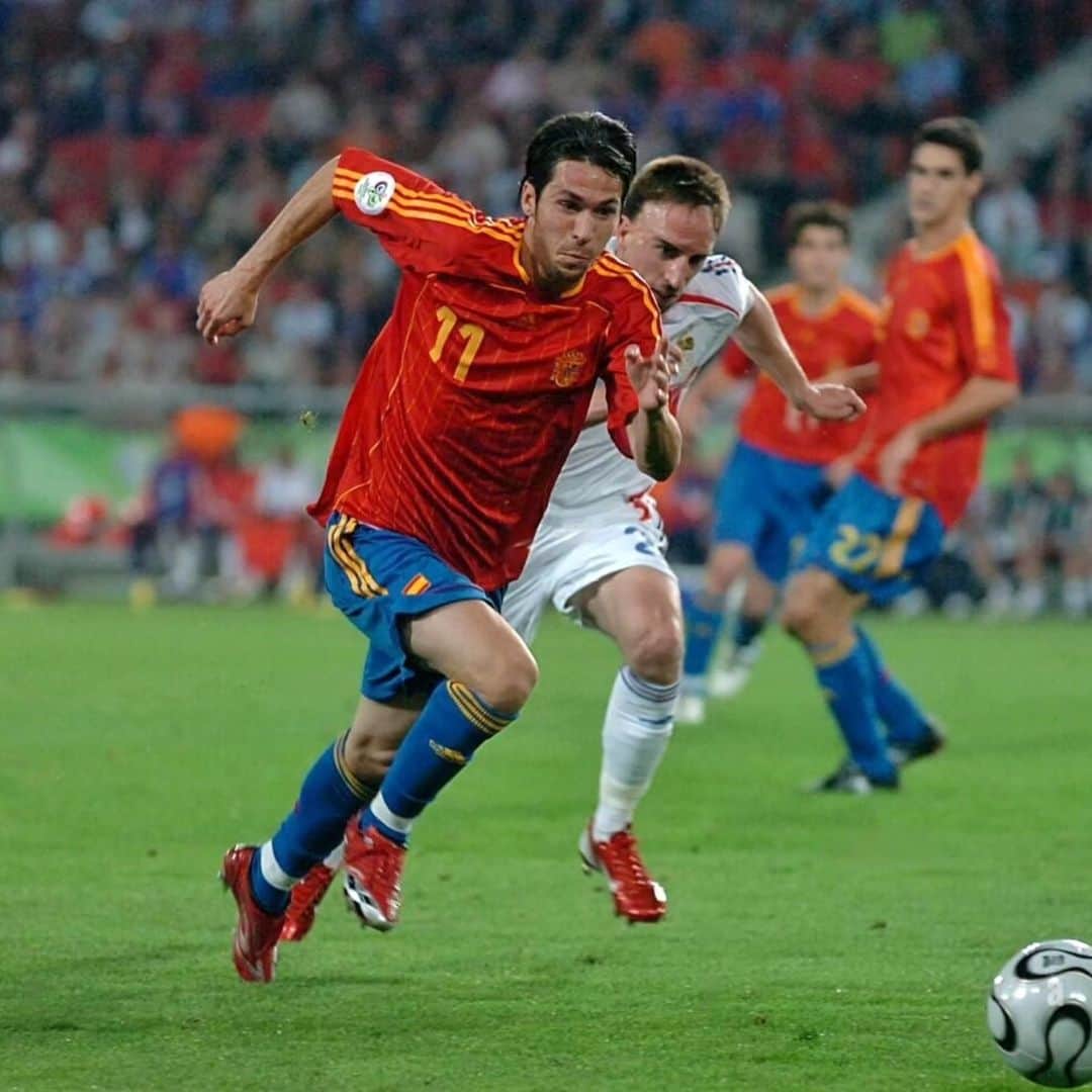 ルイス・ハビエル・ガルシア・サンスのインスタグラム：「TBT Do you recognize the ball, name? Back to my time with the National Team as Spain plays tonight, qualification for the Euro 2024 v Cyprus.  #tbt #spain #euro2024」