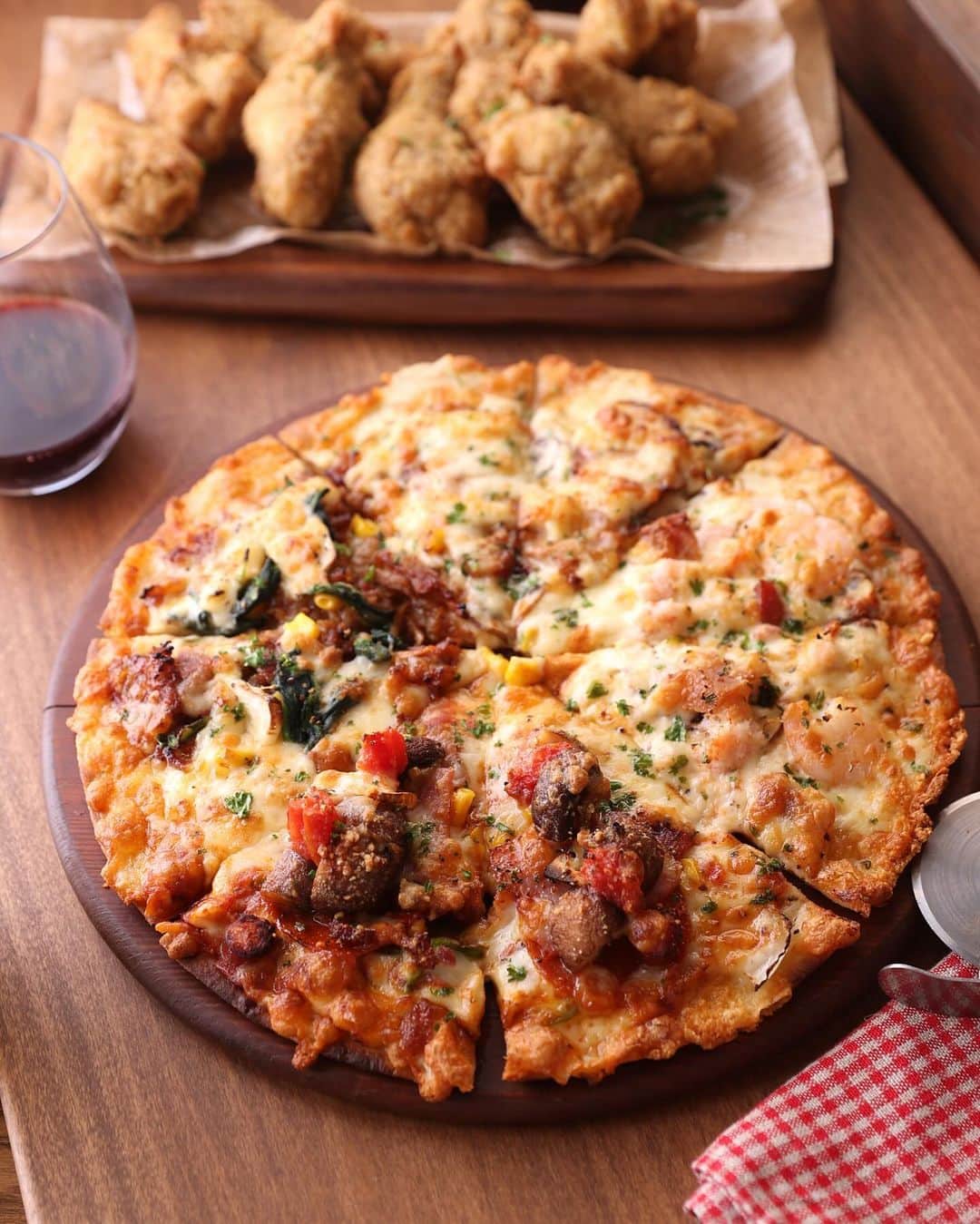 のインスタグラム：「【ピザーラが食べたくなったらコメント欄に🍕を書いてね！】  \\ 今年もピザーラのカニの季節が来た‼️ //  1998年に発売して以来大人気の『ウインタークラブ』と 復刻リクエストNo.1に輝いた『ゲッツ』 圧倒的人気の『テリヤキチキン』 甘辛の美味しさにファンが続出中の『ピザーラプルコギ』  この全部が一度に楽しめる冬限定のスペシャルピザ😍  お友達やご家族と一緒にお楽しみください🎶  🍕ゲッツ&ウインタークラブクォーター Mサイズ : ¥3,100  -———— ピザーラ公式アカウントでは、PIZZA-LAのお得な最新情報をお届けしています🍕  皆さまもぜひピザーラを食べた際には #ピザーラ#ピザーラお届け のハッシュタグをつけて感想を教えてくださいね✨ お写真をご紹介しちゃうかも？😆 投稿、お待ちしています♪  #pizza_la #ピザ #ピザパーティー #ピザパ #ピザ屋 #ピザ好き #ピザ好きな人と繋がりたい #ピザ屋さん #宅配 #宅配ピザ #よくばりクォーター」