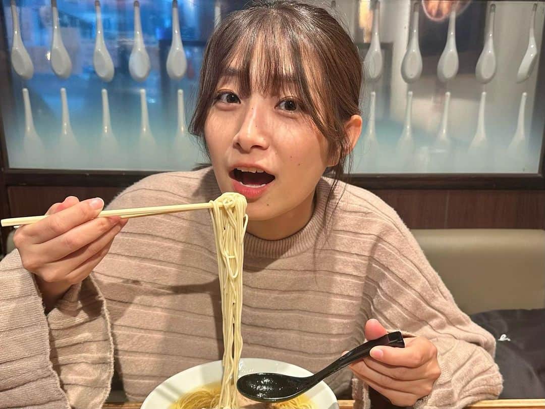 益田恵梨菜のインスタグラム：「. たまには豚骨ラーメン以外の ラーメンも食べるよ🤤🍜 . #前から好きなお店 #久しぶりに行った」