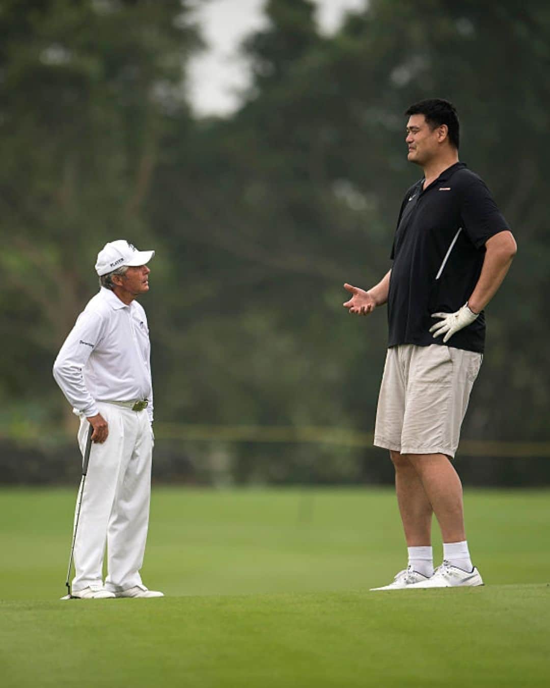 のインスタグラム：「This photo of Yao Ming standing next to legendary golfer Gary Player 😳」