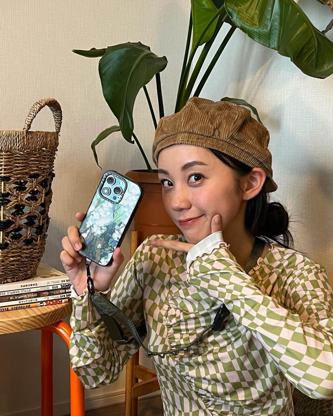 薮下柊さんのインスタグラム写真 - (薮下柊Instagram)「iPhone15に対応してるCASETiFYのケース可愛い!!🌱  インパクトケースっていう、めっちゃ衝撃に強いケースやから安心です☺️✨嬉しい😊 デザインが自然な色合いで可愛くてお気に入り🌿  スマホショルダーもケースに合わせて、カーキ色にしました☺️ 以前から使用してるんですけど、スマホショルダーが無いと、安心してスマホを触れなくなった😂✨  そのくらい日々助かってます🫶🏻  @casetify_jp で使用できる10%オフのコードがあるので、良ければ使ってください✨ コード: 10SHU  いつも楓カメラマンが上手に撮ってくれる😂✨  #PR #CASETiFY #ShowYourColors #iPhone15 #スマホショルダー　@casetify @casetify_jp」11月16日 17時46分 - __yabushita_shu__