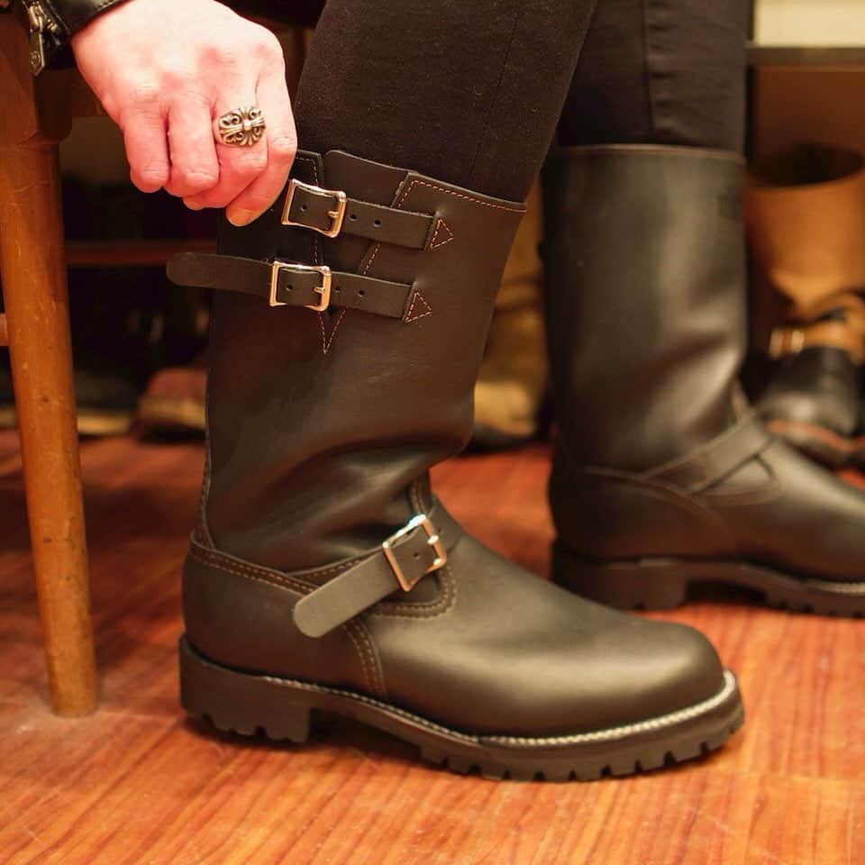 のインスタグラム：「My WESCO! “Boss" ロングストラップが印象的なエンジニアブーツ"Boss"。さらに詳しくはスタッフブログにて！ . https://wescojapan.blogspot.com/2023/11/my-wesco-boss_16.html . @wesco_japan アカウントトップのURLからブログへリンクします。 . ＊尚、今月のWESCO恵比寿店は11/21(火)、11/22(水)、11/29(水)がお休みとなります。普段の水曜定休以外にも火曜日のお休みがございますので、お間違いの無いようよろしくお願いします。 . #westcoastshoecompany #wesco #wescoboots #boss #since1918 #100YEARS #oregon #scappoose #madeinUSA #tokyo #ebisu #wescojapan #wescoebisu #wescosetagaya」