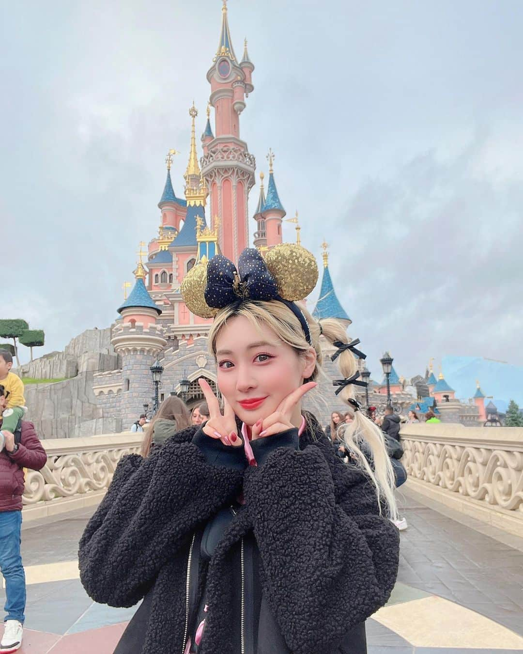 伊藤愛梨のインスタグラム：「I went to Disneyland Paris🩷The pink castle was so cute💗 The quality of the attractions is also high, so I hope I can come again in December 🥺💕 ディズニーランドパリに行ってきたよ🩷 ピンク色のお城が可愛すぎた💗 アトラクションのクオリティも高いので、12月にまた来たいです🥺💕 ⁡ ⁡ ⁡ ⁡ ⁡ ⁡ ⁡ ⁡ ⁡ ⁡ #snidel #epine #darich #冬服#冬コーデ　 #코스플레이어　#코스프레　#그라비아 아이돌　#그라비아　 #japanesefashion #BIGOLIVE #ライバー #ライブ配信　#ホワイトブロンド　  #マルタ　#Malta #マルタ留学　#フランス　#フランス観光　#Disneylandparis #ディズニーランドパリ　#パリ #Paris」