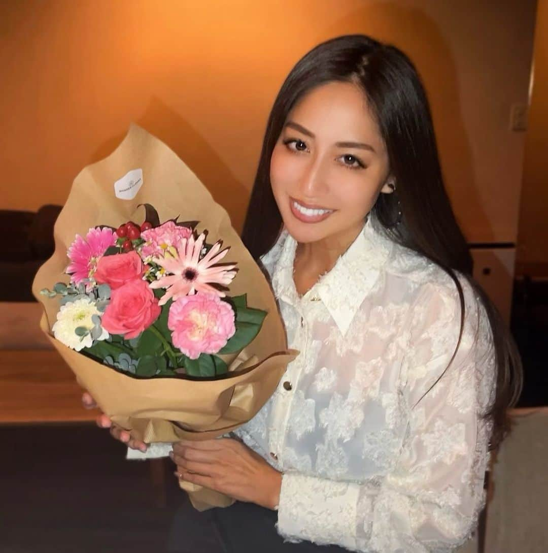 ACOさんのインスタグラム写真 - (ACOInstagram)「Thank you for all💐✨✨  #thankyou #loveflowers #bouquet #birthday」11月16日 17時50分 - acobikini