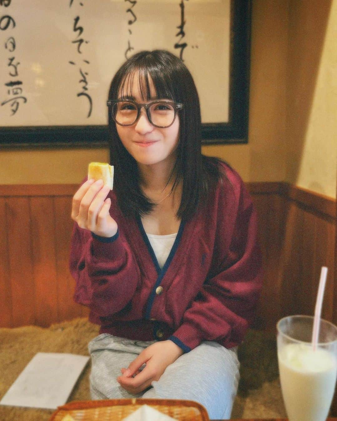 伊藤愛真さんのインスタグラム写真 - (伊藤愛真Instagram)「80sサンローランのカーディガンお気に入り🫶🏻 どんなに寒くても飲み物はアイス頼んじゃう🥺」11月16日 17時51分 - __emagram