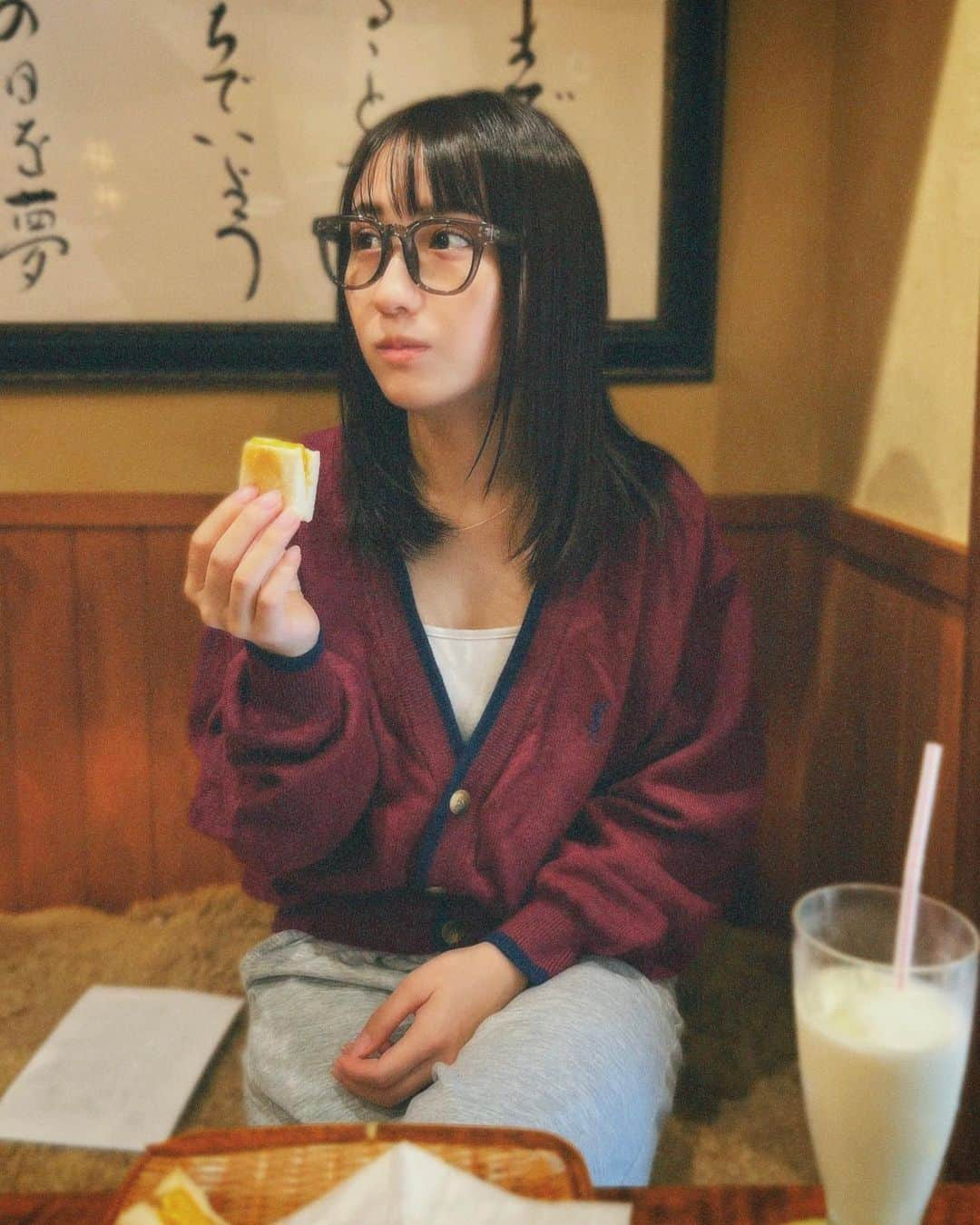 伊藤愛真さんのインスタグラム写真 - (伊藤愛真Instagram)「80sサンローランのカーディガンお気に入り🫶🏻 どんなに寒くても飲み物はアイス頼んじゃう🥺」11月16日 17時51分 - __emagram