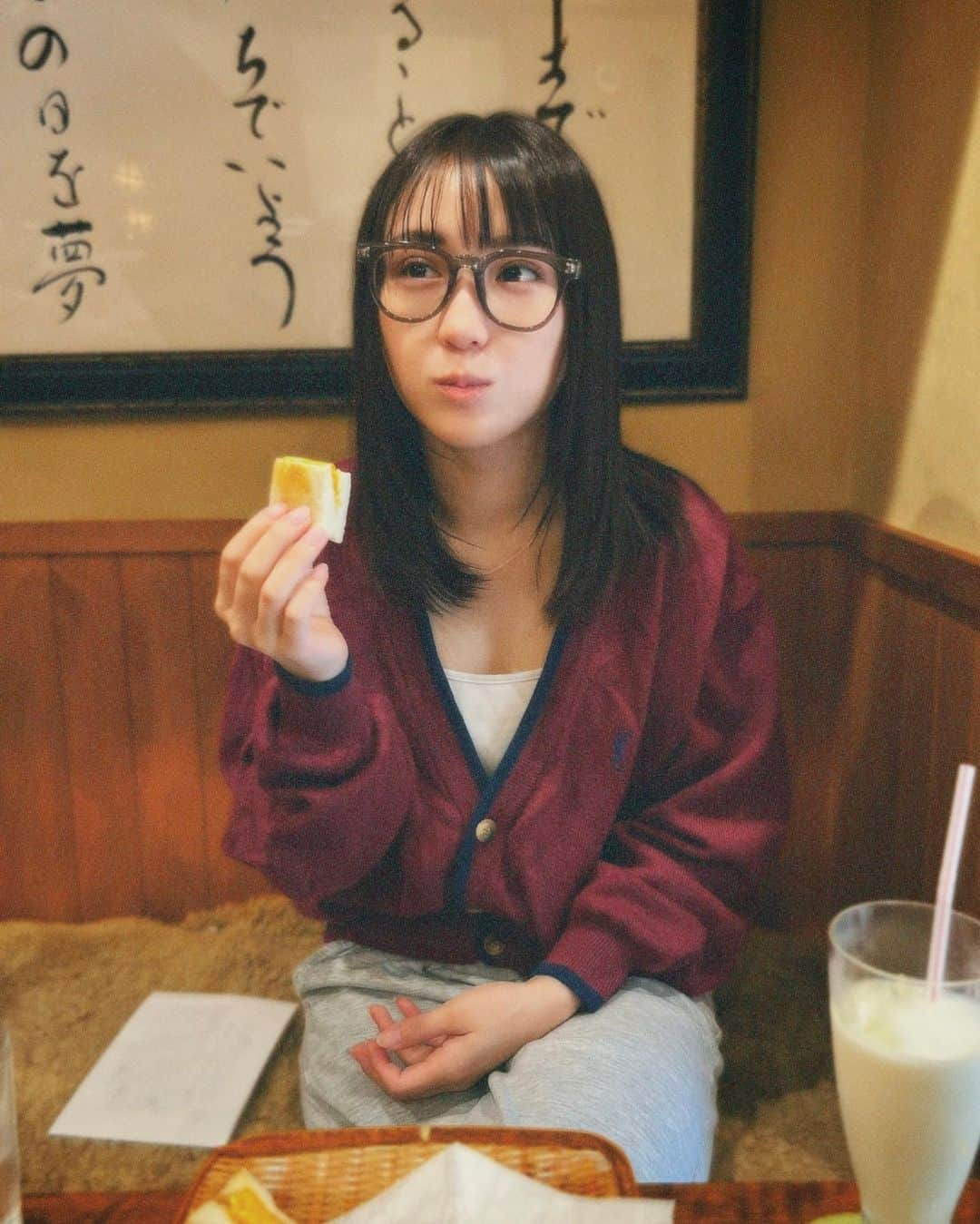 伊藤愛真さんのインスタグラム写真 - (伊藤愛真Instagram)「80sサンローランのカーディガンお気に入り🫶🏻 どんなに寒くても飲み物はアイス頼んじゃう🥺」11月16日 17時51分 - __emagram