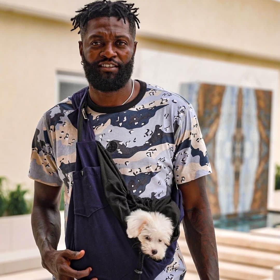 エマニュエル・アデバヨールのインスタグラム：「New Hair & New baby Hermes 🐶💇🏾 #SEA #cutedog」