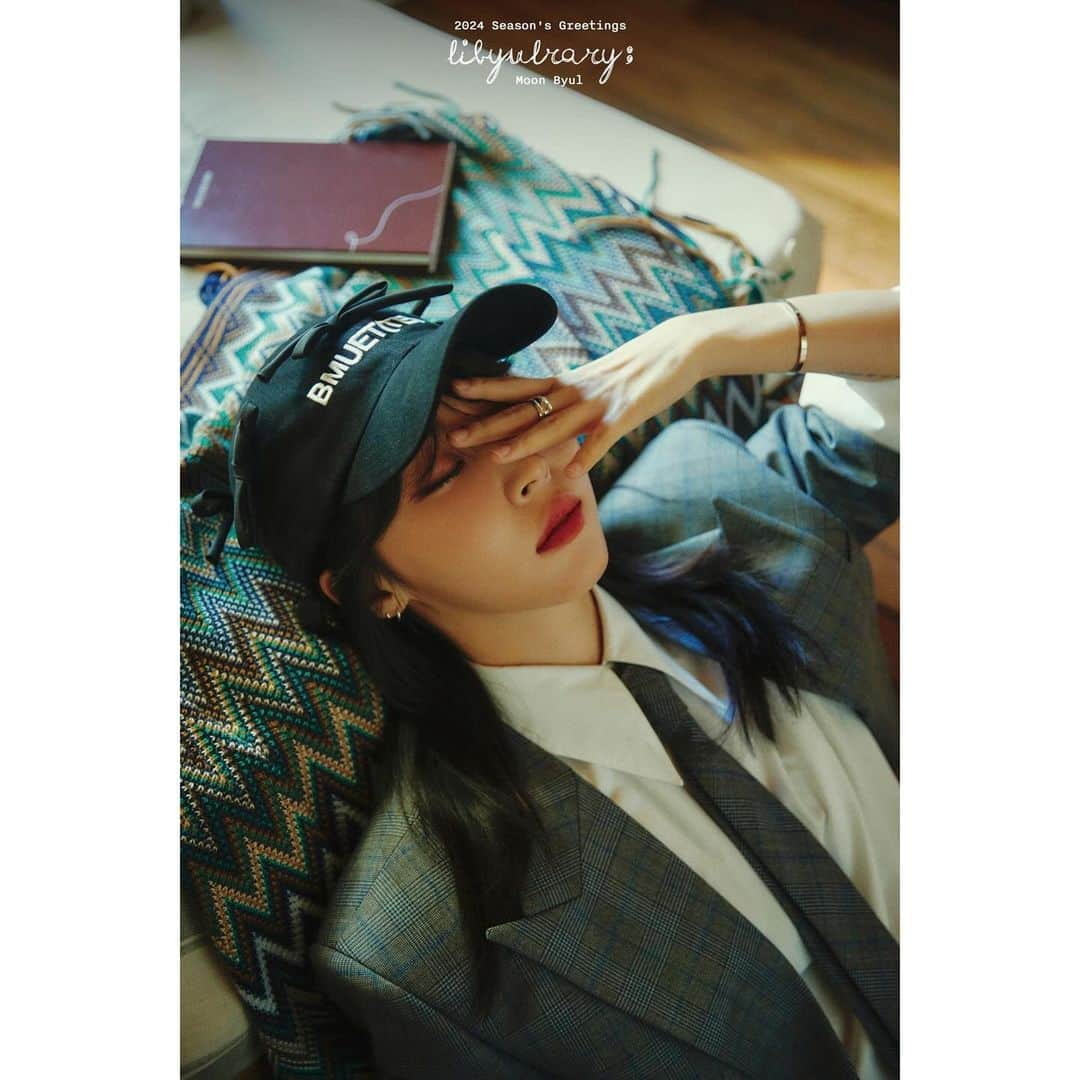 Mamamooさんのインスタグラム写真 - (MamamooInstagram)「. [#문별]  문별(Moon Byul) 2024 SEASON’S GREETINGS  📚 CONCEPT PHOTO 📚  📍 예약 판매 기간 ✔ ~ 23.11.21 (화) 3PM  📍 비젠트몰  ✔ http://www.bizent.co.kr/shop/shopdetail.html?branduid=1111587&xcode=003&mcode=001&scode=&special=2&GfDT=bm19W10%3D  #MoonByul #시즌그리팅 #LIBYULRARY」11月16日 18時01分 - mamamoo_official