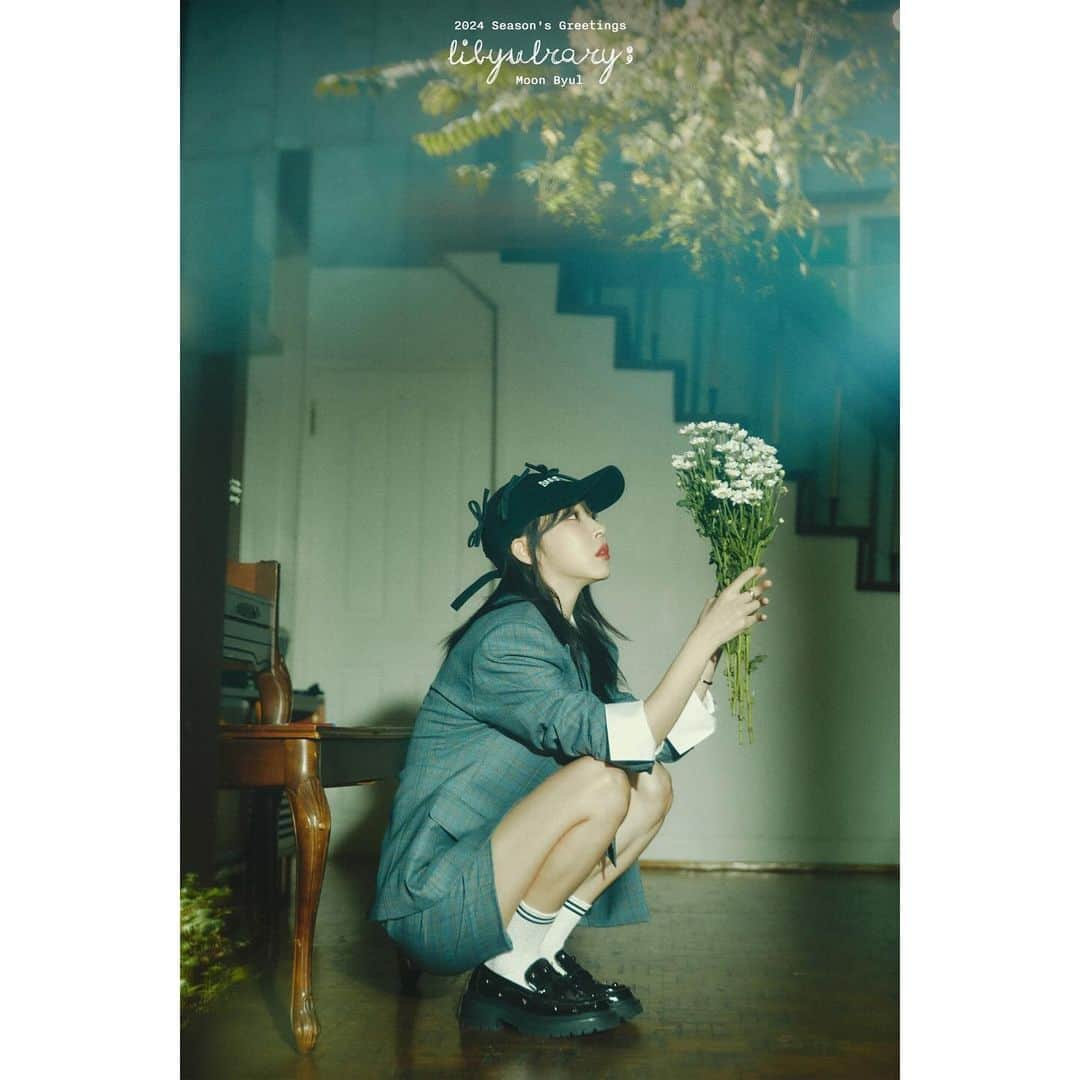 Mamamooのインスタグラム：「. [#문별]  문별(Moon Byul) 2024 SEASON’S GREETINGS  📚 CONCEPT PHOTO 📚  📍 예약 판매 기간 ✔ ~ 23.11.21 (화) 3PM  📍 비젠트몰  ✔ http://www.bizent.co.kr/shop/shopdetail.html?branduid=1111587&xcode=003&mcode=001&scode=&special=2&GfDT=bm19W10%3D  #MoonByul #시즌그리팅 #LIBYULRARY」