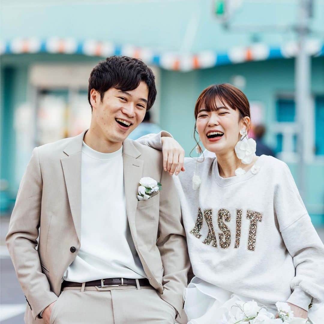 PIARYさんのインスタグラム写真 - (PIARYInstagram)「＼ おしゃれなロケーションフォトの様子をご紹介💕 ／ ポップなアイスクリーム屋さんの前で撮影をされた花嫁さま♪  撮影で大切にされたポイントや想いを インタビューさせていただきましたのでご紹介します🎤🧡  ① 前撮りのテーマを教えてください！ 👰「ポップなアイスクリーム屋さん前撮り🍨」  ② 今回ご紹介させていただくお写真で一番こだわったことは何ですか？ 👰「新婦のスタイリング👰‍♀️ ミニ丈のウェディングドレスにトレーナーを合わせて カジュアルな雰囲気を目指しました♡」  ③ 撮影でやってよかったことを教えてください！ 👰「カラーサングラスやカラフルなペロペロキャンディを 撮影アイテムとして用意しました🕶🍭 アクセントになったし、ポーズのバリエーションも増えたので 用意してよかったです✨」  ④ 前撮り撮影を終えての感想を教えてください♡ 👰「素敵な写真の仕上がりでカメラマンさんに感謝です☺️ 水色の壁のアイスクリーム屋さんもめちゃくちゃ可愛かった！✨ おすすめです！」  素敵なお写真は 1016_k_h_wedding さまからお借りしました♪ ぜひ参考にしてみてください☺️♥  ::::::::::୨୧::::::::::୨୧::::::::::୨୧:::::::::::୨୧::::::::::୨୧::::::::::୨୧:::: ウェディングアイテム通販サイトなら《 @piary_inst 》 人気のアイテムや結婚式準備のお役立ち情報を毎日配信中😊 ::::::::::୨୧::::::::::୨୧::::::::::୨୧:::::::::::୨୧::::::::::୨୧::::::::::୨୧::::  ＼PIARY花嫁サポーター 大募集！✨／  #ピアリー #piahana #piary花嫁サポーター の ハッシュタグをつけて、インスタに投稿しよう♪ 結婚式準備や当日の様子などをシェアしていただける方は ハイライトの「花嫁サポーター」よりご参加をお待ちしております🍀  #PIARY #ピアリー #結婚式 #結婚式準備 #結婚準備 #ウェディング #結婚 #プレ花嫁 #プレ花嫁さんと繋がりたい #プレ花嫁準備 #花嫁 #ナチュラルウェディング #ロケーションフォト」11月16日 18時01分 - piary_inst