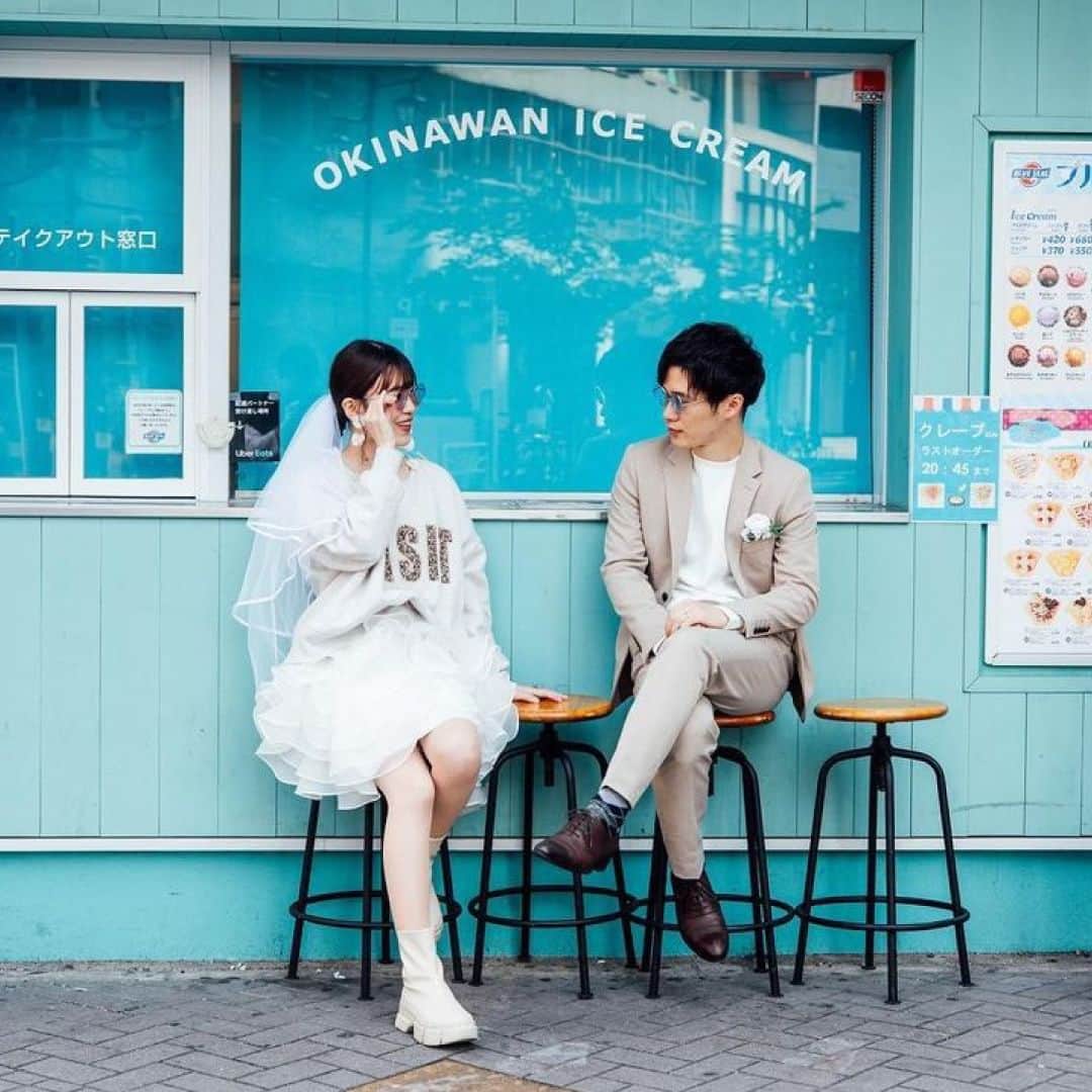 PIARYさんのインスタグラム写真 - (PIARYInstagram)「＼ おしゃれなロケーションフォトの様子をご紹介💕 ／ ポップなアイスクリーム屋さんの前で撮影をされた花嫁さま♪  撮影で大切にされたポイントや想いを インタビューさせていただきましたのでご紹介します🎤🧡  ① 前撮りのテーマを教えてください！ 👰「ポップなアイスクリーム屋さん前撮り🍨」  ② 今回ご紹介させていただくお写真で一番こだわったことは何ですか？ 👰「新婦のスタイリング👰‍♀️ ミニ丈のウェディングドレスにトレーナーを合わせて カジュアルな雰囲気を目指しました♡」  ③ 撮影でやってよかったことを教えてください！ 👰「カラーサングラスやカラフルなペロペロキャンディを 撮影アイテムとして用意しました🕶🍭 アクセントになったし、ポーズのバリエーションも増えたので 用意してよかったです✨」  ④ 前撮り撮影を終えての感想を教えてください♡ 👰「素敵な写真の仕上がりでカメラマンさんに感謝です☺️ 水色の壁のアイスクリーム屋さんもめちゃくちゃ可愛かった！✨ おすすめです！」  素敵なお写真は 1016_k_h_wedding さまからお借りしました♪ ぜひ参考にしてみてください☺️♥  ::::::::::୨୧::::::::::୨୧::::::::::୨୧:::::::::::୨୧::::::::::୨୧::::::::::୨୧:::: ウェディングアイテム通販サイトなら《 @piary_inst 》 人気のアイテムや結婚式準備のお役立ち情報を毎日配信中😊 ::::::::::୨୧::::::::::୨୧::::::::::୨୧:::::::::::୨୧::::::::::୨୧::::::::::୨୧::::  ＼PIARY花嫁サポーター 大募集！✨／  #ピアリー #piahana #piary花嫁サポーター の ハッシュタグをつけて、インスタに投稿しよう♪ 結婚式準備や当日の様子などをシェアしていただける方は ハイライトの「花嫁サポーター」よりご参加をお待ちしております🍀  #PIARY #ピアリー #結婚式 #結婚式準備 #結婚準備 #ウェディング #結婚 #プレ花嫁 #プレ花嫁さんと繋がりたい #プレ花嫁準備 #花嫁 #ナチュラルウェディング #ロケーションフォト」11月16日 18時01分 - piary_inst