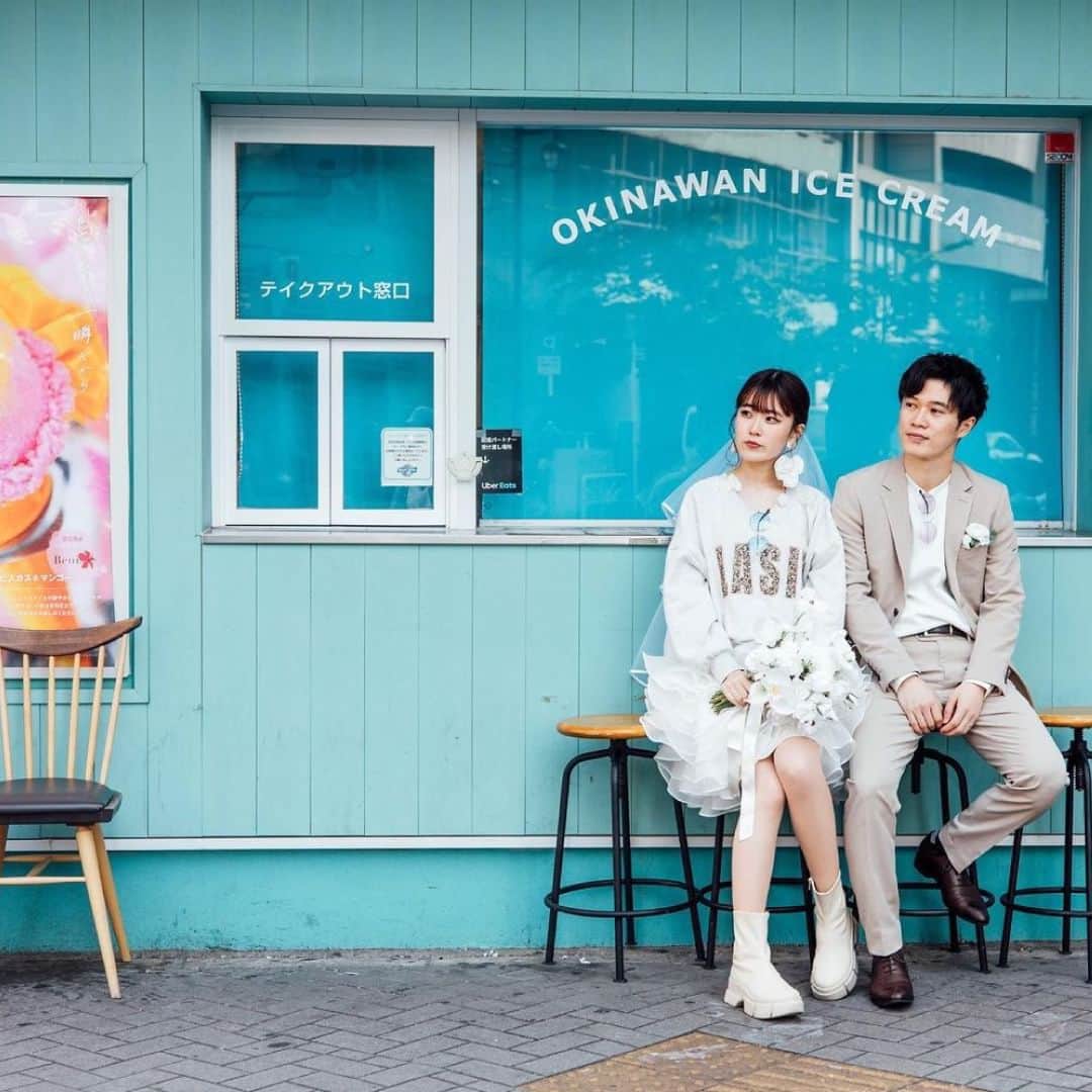 PIARYさんのインスタグラム写真 - (PIARYInstagram)「＼ おしゃれなロケーションフォトの様子をご紹介💕 ／ ポップなアイスクリーム屋さんの前で撮影をされた花嫁さま♪  撮影で大切にされたポイントや想いを インタビューさせていただきましたのでご紹介します🎤🧡  ① 前撮りのテーマを教えてください！ 👰「ポップなアイスクリーム屋さん前撮り🍨」  ② 今回ご紹介させていただくお写真で一番こだわったことは何ですか？ 👰「新婦のスタイリング👰‍♀️ ミニ丈のウェディングドレスにトレーナーを合わせて カジュアルな雰囲気を目指しました♡」  ③ 撮影でやってよかったことを教えてください！ 👰「カラーサングラスやカラフルなペロペロキャンディを 撮影アイテムとして用意しました🕶🍭 アクセントになったし、ポーズのバリエーションも増えたので 用意してよかったです✨」  ④ 前撮り撮影を終えての感想を教えてください♡ 👰「素敵な写真の仕上がりでカメラマンさんに感謝です☺️ 水色の壁のアイスクリーム屋さんもめちゃくちゃ可愛かった！✨ おすすめです！」  素敵なお写真は 1016_k_h_wedding さまからお借りしました♪ ぜひ参考にしてみてください☺️♥  ::::::::::୨୧::::::::::୨୧::::::::::୨୧:::::::::::୨୧::::::::::୨୧::::::::::୨୧:::: ウェディングアイテム通販サイトなら《 @piary_inst 》 人気のアイテムや結婚式準備のお役立ち情報を毎日配信中😊 ::::::::::୨୧::::::::::୨୧::::::::::୨୧:::::::::::୨୧::::::::::୨୧::::::::::୨୧::::  ＼PIARY花嫁サポーター 大募集！✨／  #ピアリー #piahana #piary花嫁サポーター の ハッシュタグをつけて、インスタに投稿しよう♪ 結婚式準備や当日の様子などをシェアしていただける方は ハイライトの「花嫁サポーター」よりご参加をお待ちしております🍀  #PIARY #ピアリー #結婚式 #結婚式準備 #結婚準備 #ウェディング #結婚 #プレ花嫁 #プレ花嫁さんと繋がりたい #プレ花嫁準備 #花嫁 #ナチュラルウェディング #ロケーションフォト」11月16日 18時01分 - piary_inst