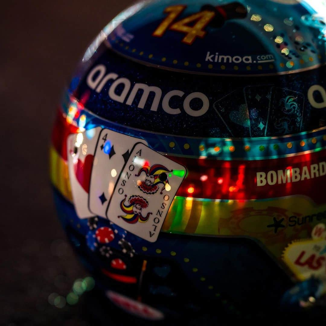 フェルナンド・アロンソさんのインスタグラム写真 - (フェルナンド・アロンソInstagram)「Magic Vegas 🎲. @bellracinghq @astonmartinf1 #helmet #f1 #lasvegas」11月16日 17時54分 - fernandoalo_oficial