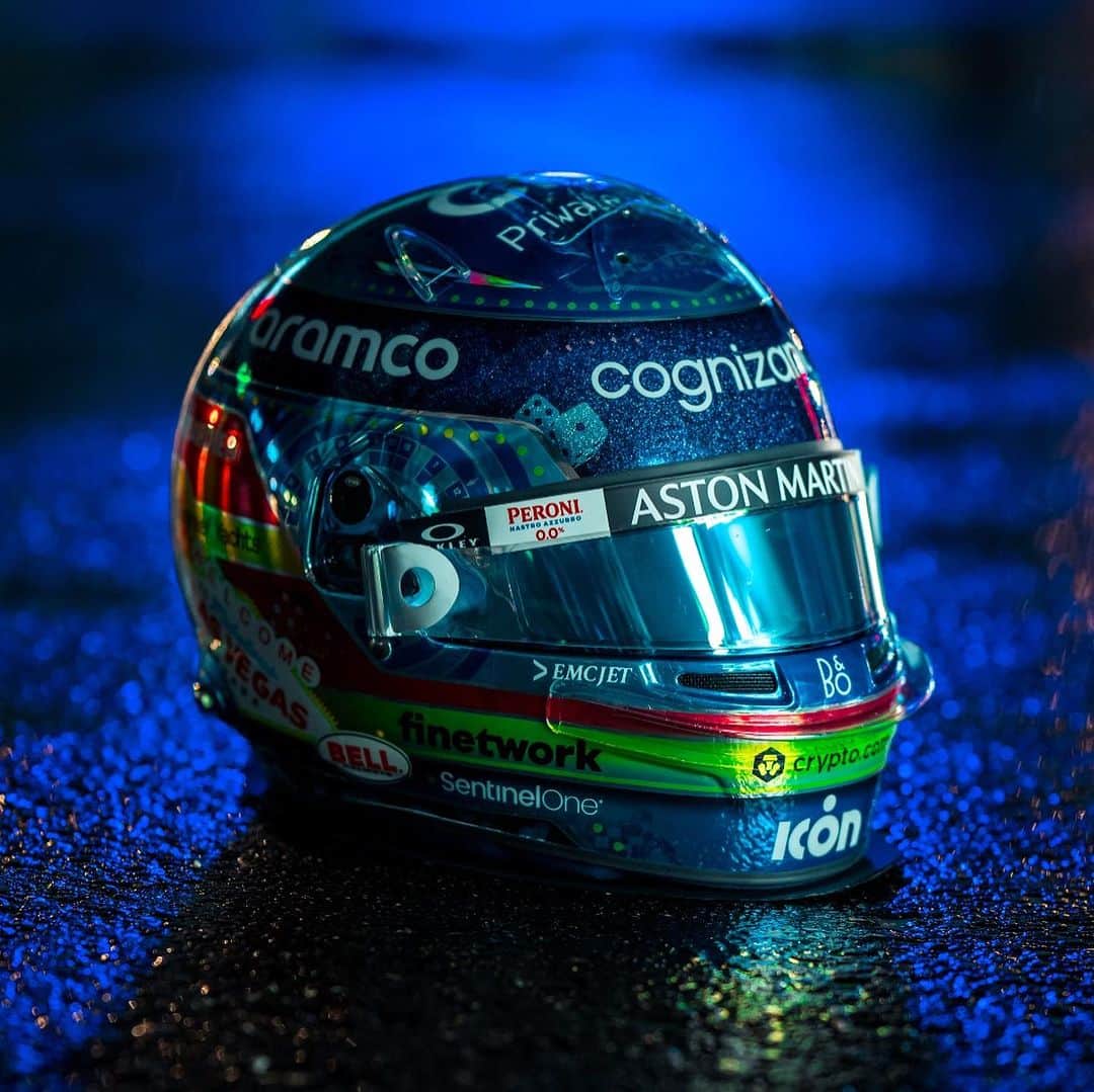 フェルナンド・アロンソのインスタグラム：「Magic Vegas 🎲. @bellracinghq @astonmartinf1 #helmet #f1 #lasvegas」