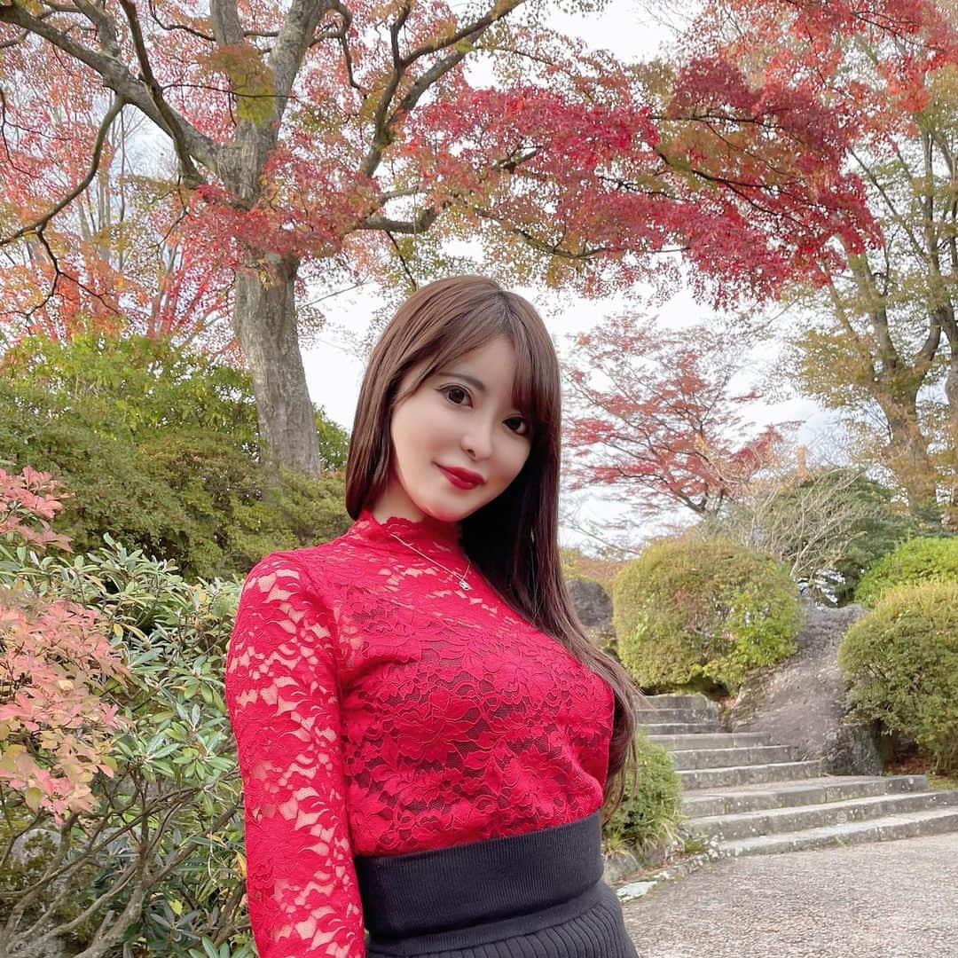 桃瀬えりなさんのインスタグラム写真 - (桃瀬えりなInstagram)「紅葉撮影📷🍁 𝑷𝒂𝒓𝒕1♡ 今年も箱根強羅公園⛲️  #hakoke #tiffany #follow #followme #箱根 #箱根強羅公園 #紅葉 #紅葉スポット #紅葉撮影 #噴水」11月16日 17時54分 - eri_rin1221