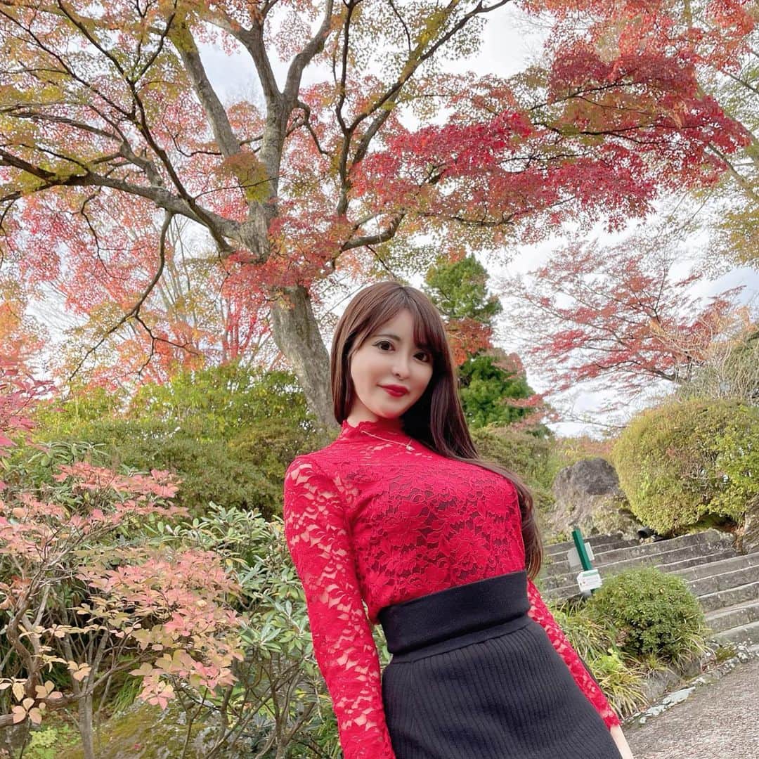 桃瀬えりなさんのインスタグラム写真 - (桃瀬えりなInstagram)「紅葉撮影📷🍁 𝑷𝒂𝒓𝒕1♡ 今年も箱根強羅公園⛲️  #hakoke #tiffany #follow #followme #箱根 #箱根強羅公園 #紅葉 #紅葉スポット #紅葉撮影 #噴水」11月16日 17時54分 - eri_rin1221
