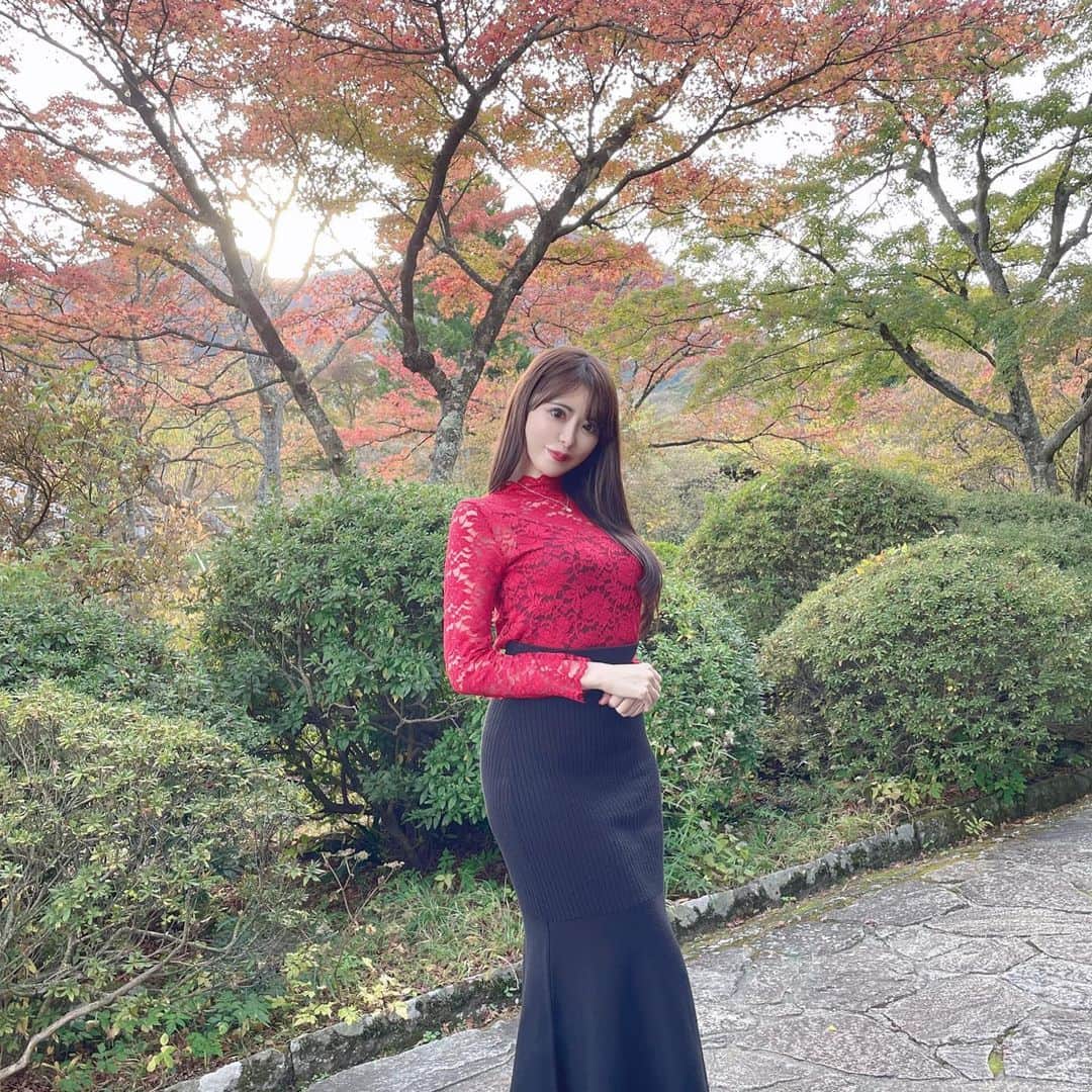 桃瀬えりなさんのインスタグラム写真 - (桃瀬えりなInstagram)「紅葉撮影📷🍁 𝑷𝒂𝒓𝒕1♡ 今年も箱根強羅公園⛲️  #hakoke #tiffany #follow #followme #箱根 #箱根強羅公園 #紅葉 #紅葉スポット #紅葉撮影 #噴水」11月16日 17時54分 - eri_rin1221
