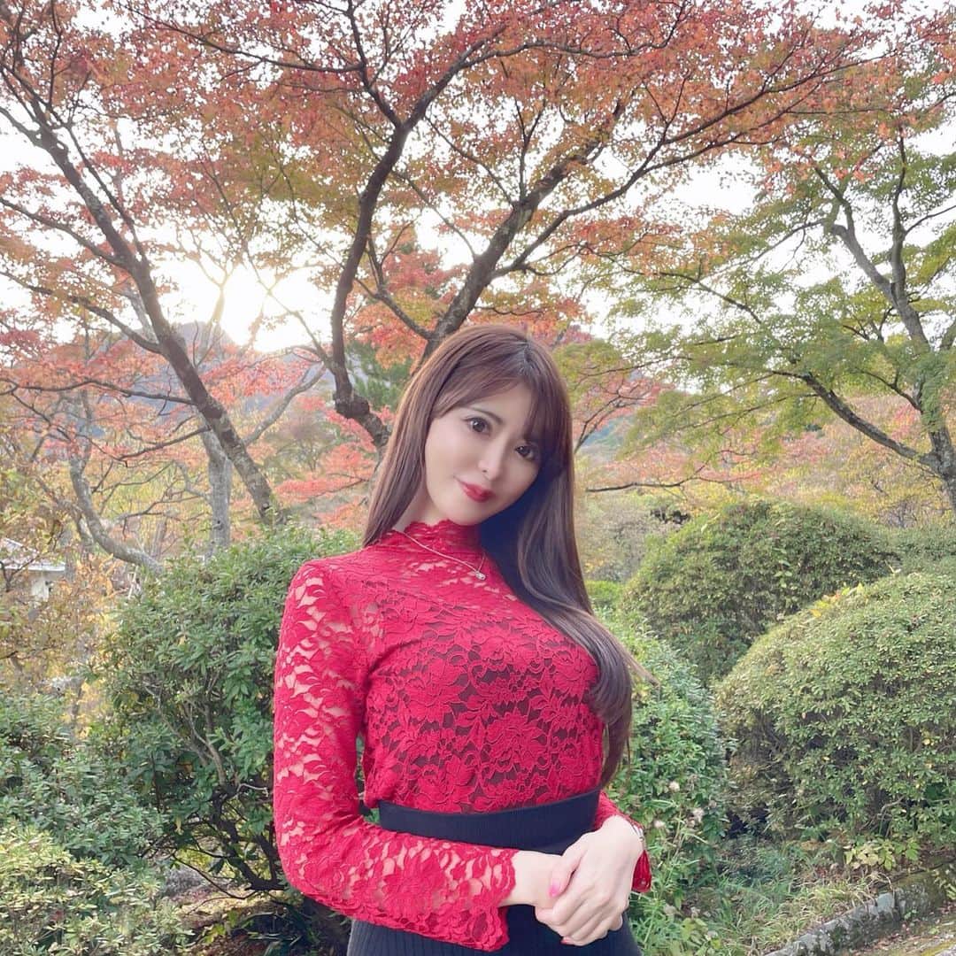 桃瀬えりなさんのインスタグラム写真 - (桃瀬えりなInstagram)「紅葉撮影📷🍁 𝑷𝒂𝒓𝒕1♡ 今年も箱根強羅公園⛲️  #hakoke #tiffany #follow #followme #箱根 #箱根強羅公園 #紅葉 #紅葉スポット #紅葉撮影 #噴水」11月16日 17時54分 - eri_rin1221